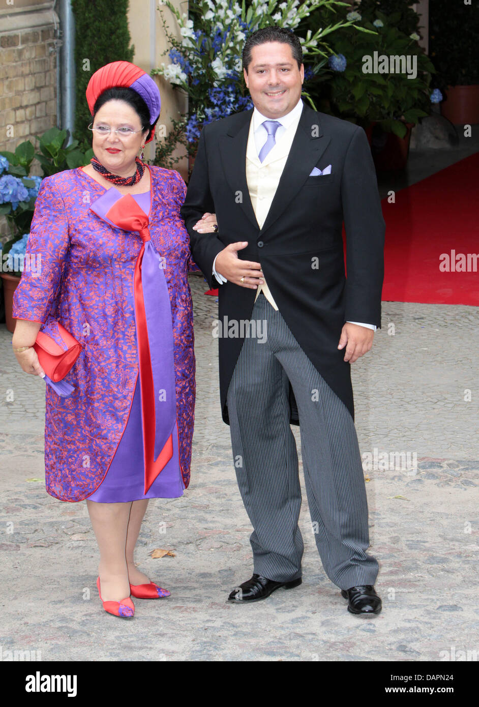 Maria, Großfürstin von Russland und ihr Sohn George Mikhailovitch kommen für die kirchliche Trauung von Georg Friedrich, Prinz von Preußen und Sophie Prinzessin von Isenburg, an der Friedenskirche in Potsdam, Deutschland, 27. August 2011. Rund 700 Gäste aus deutschen und internationalen Adels wurden eingeladen, die Hohenzollern-Hochzeit in der herrlichen Umgebung von Sanssouci. Foto: Albert Stockfoto