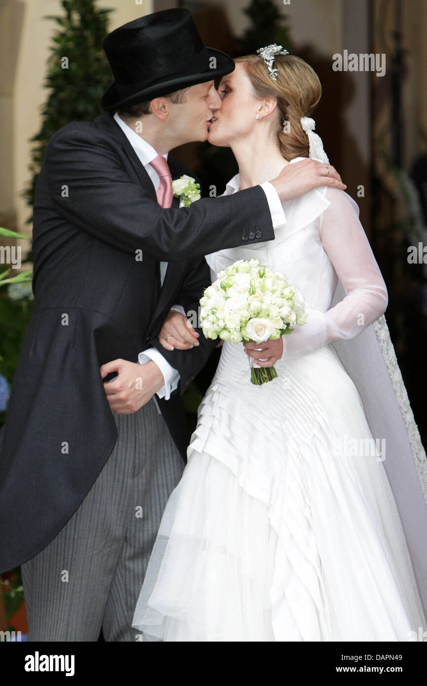 Das Hochzeitspaar, Georg Friedrich, Prinz von Preußen und Sophie Prinzessin von Isenburg, küssen sich nach der Hochzeit in der Friedenskirche in Potsdam, Deutschland, 27. August 2011. Rund 700 Gäste aus deutschen und internationalen Adels wurden eingeladen, die Hohenzollern-Hochzeit in der herrlichen Umgebung von Sanssouci. Foto: Albert Nieboer Niederlande Stockfoto