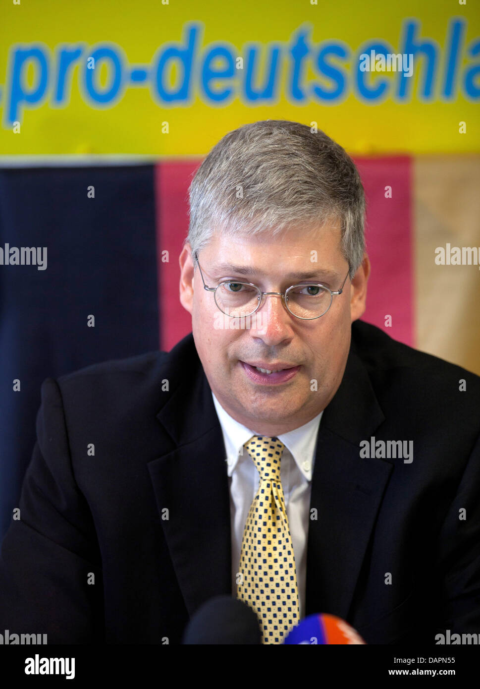 Manfred Rouhs, Vorsitzende der rechten populistischen Bewegung "Pro Deutschland" hält eine Pressekonferenz über den Parteitag Anti-Islamisierung und die Endphase ihrer Wahl-Kampagne in Berlin, Deutschland, 27. August 2011. Foto: HEBERT KNOSOWSKI Stockfoto