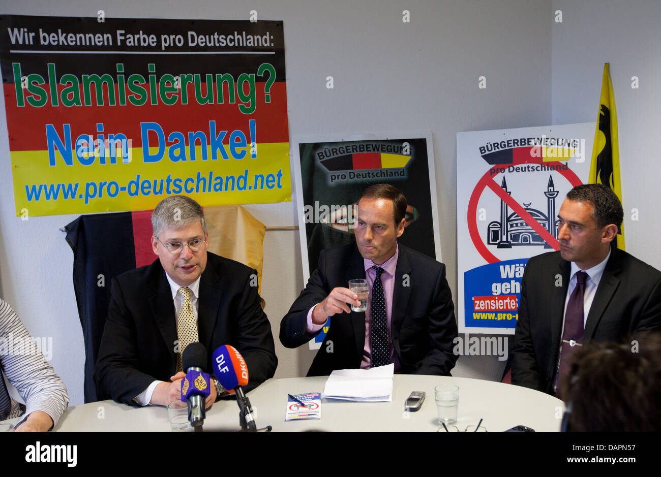 Mitglieder der rechten populistischen Bewegung "Pro Deutschland" halten eine Pressekonferenz über den Parteitag Anti-Islamisierung und die Endphase ihrer Wahl-Kampagne in Berlin, Deutschland, 27. August 2011. Foto: HEBERT KNOSOWSKI Stockfoto