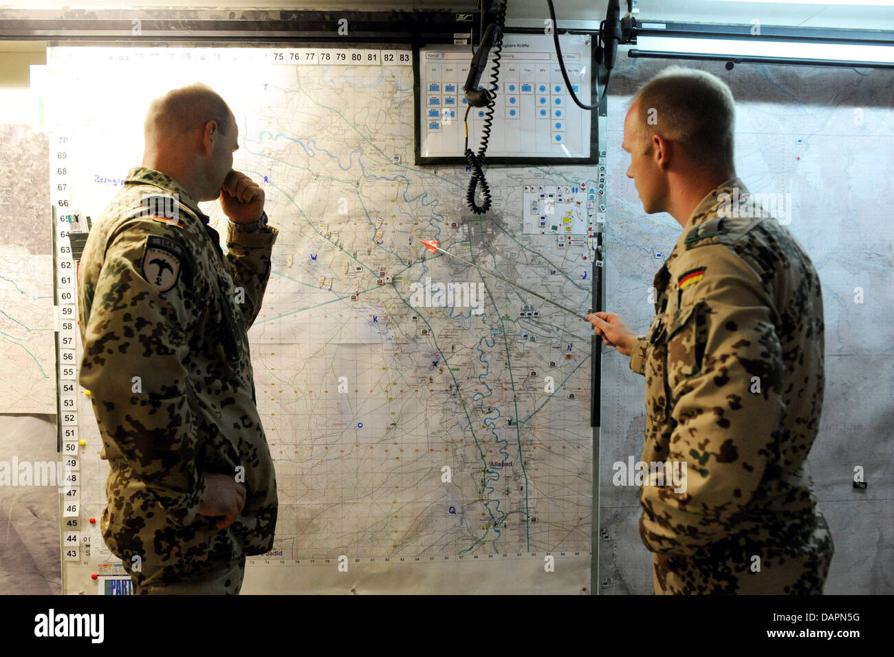 Offiziere aus der Ausbildungs-Und Schutzbatailion (Bildung und Schutz Bataillon) plane eine Mission im tactical Operations Center (TOC) in einem Camp in der Nähe von Kunduz, Afghanistan, 27. August 2011. Die Bundeswehr ist immer wieder in Kampfhandlungen in Nordafghanistan verwickelt. Foto: Maurizio Gambarini Stockfoto