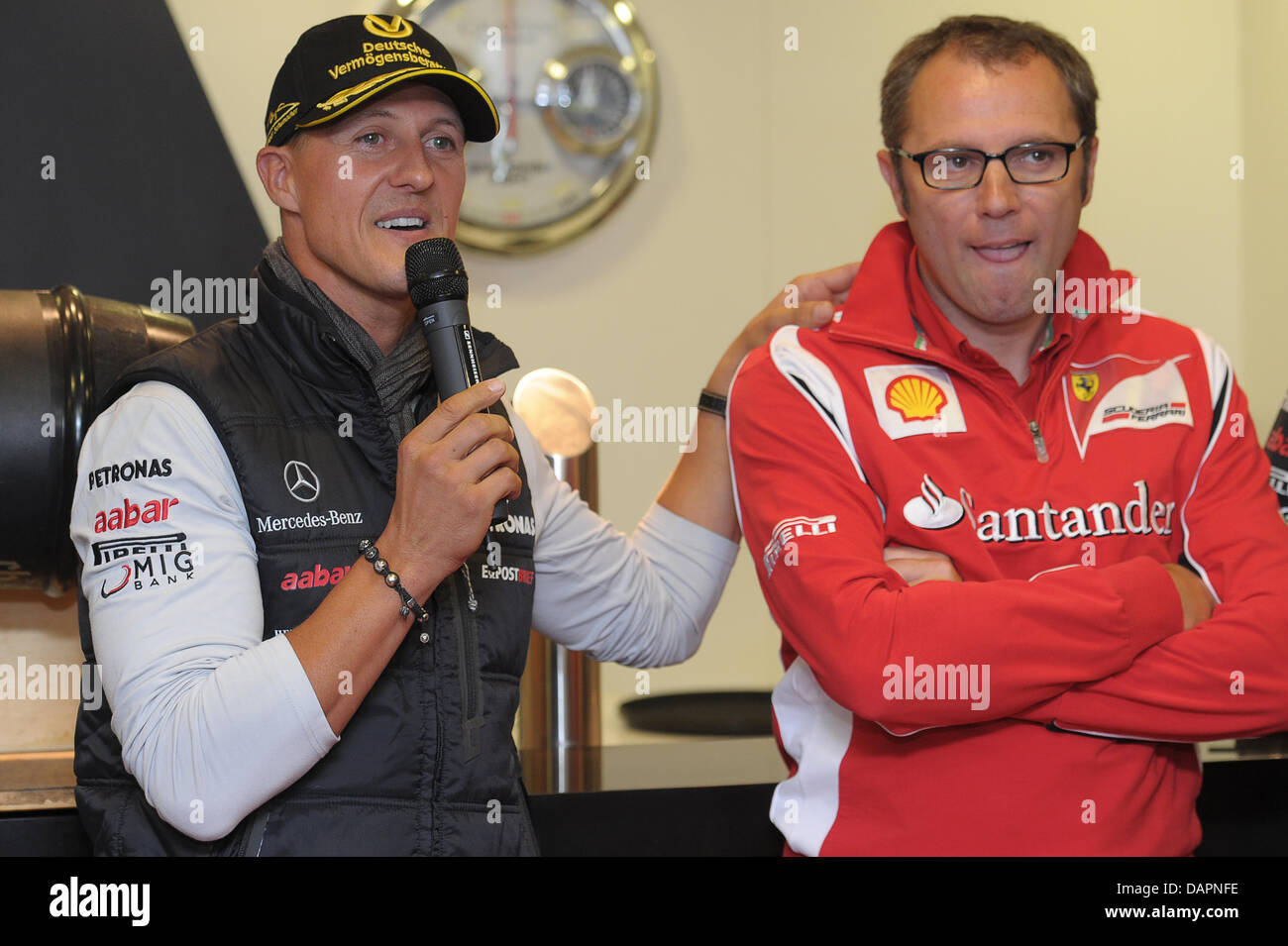 Deutsche Formel1 Rennfahrer Michael Schumacher (L) von Mercedes GP mit einer Rede neben italienischen Stefano Domenicali, team-Manager von Ferrari, an seinem Geburtstag im Mercedes GP Wohnmobil am Circuit de Spa-Francorchamps in der Nähe von Spa, Belgien, 27. August 2011. Bei der belgischen GP 1991 Michael Schumacher fuhr sein erstes Formel-1 Rennen - 20 Jahre später ist er immer noch da. Foto: Stockfoto