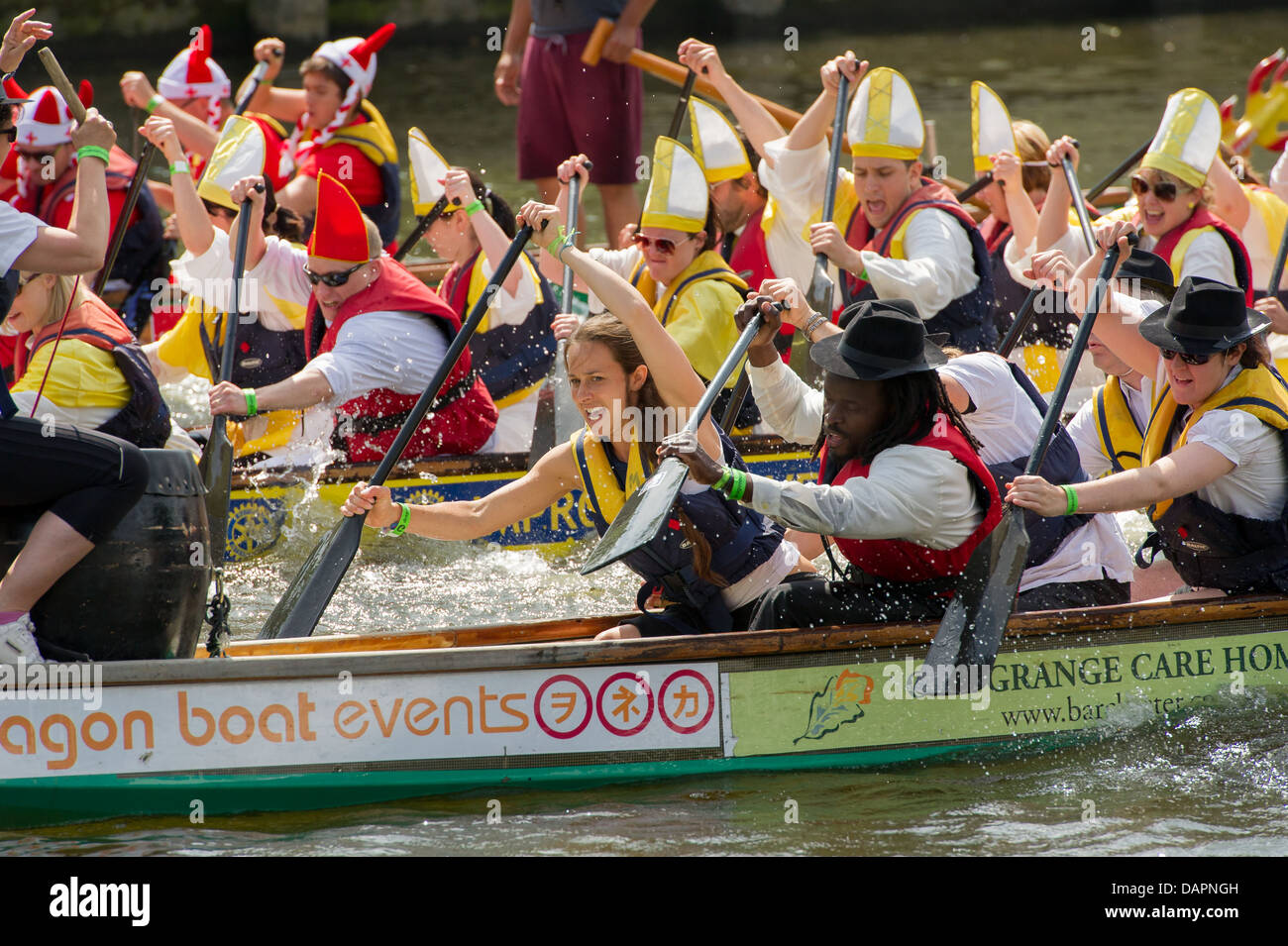 Ein Faschings-Charity-Event. Die 2013 "Help for Heroes" Charity Drachenboot-Rennen organisiert vom Rotary Club in York. Stockfoto