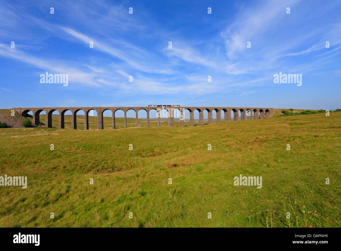 Personenzug kreuzen Ribblehead-Viadukt, North Yorkshire, Yorkshire Dales National Park, England, UK. Stockfoto