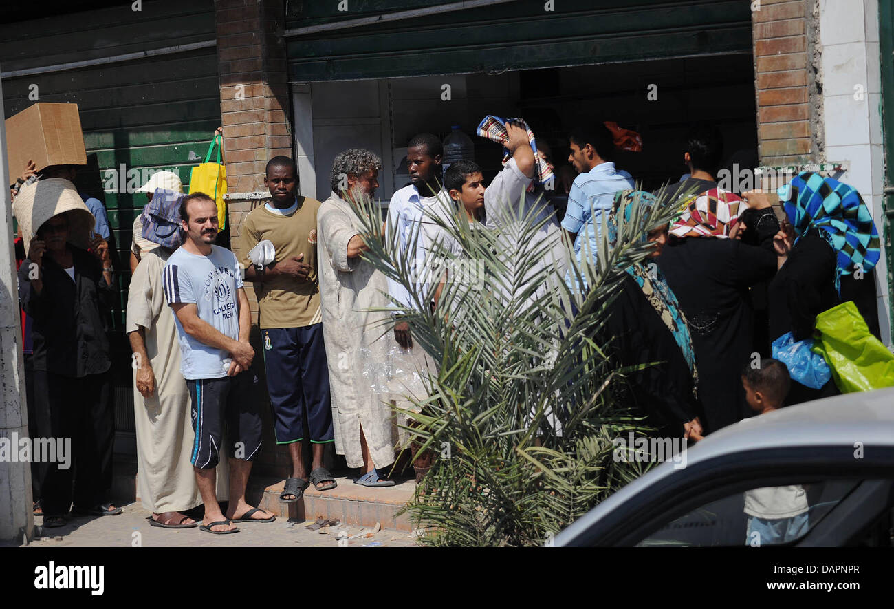 Menschen in die Warteschlange für Brot auf Sonntag, 28. August 2011 in einer Straße in Tripoli, Libyen. Libysche Rebellen Fragen Polizeibeamte aus arabischen Ländern, die Sicherheitslage in Libyen, der Anführer der libyschen Opposition Rat sagte am Samstag zu helfen. Foto: Hannibal Dpa +++(c) Dpa - Bildfunk +++ Stockfoto