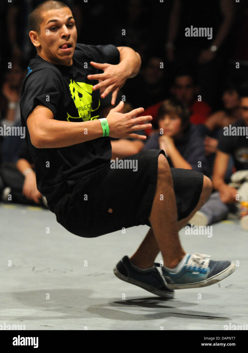 Ein Mitglied der Breakdance-Firma "King Size" aus Saarbrücken Tänze in der deutschen Breakdance Meisterschaft in Hannover, 27. August 2011. Neun Mannschaften nehmen an der "Battle of the Year". Die Gewinner vertreten Deutschland bei den Breakdance-Weltmeisterschaften in Frankreich im November 2011. Foto: Caroline Seidel Stockfoto