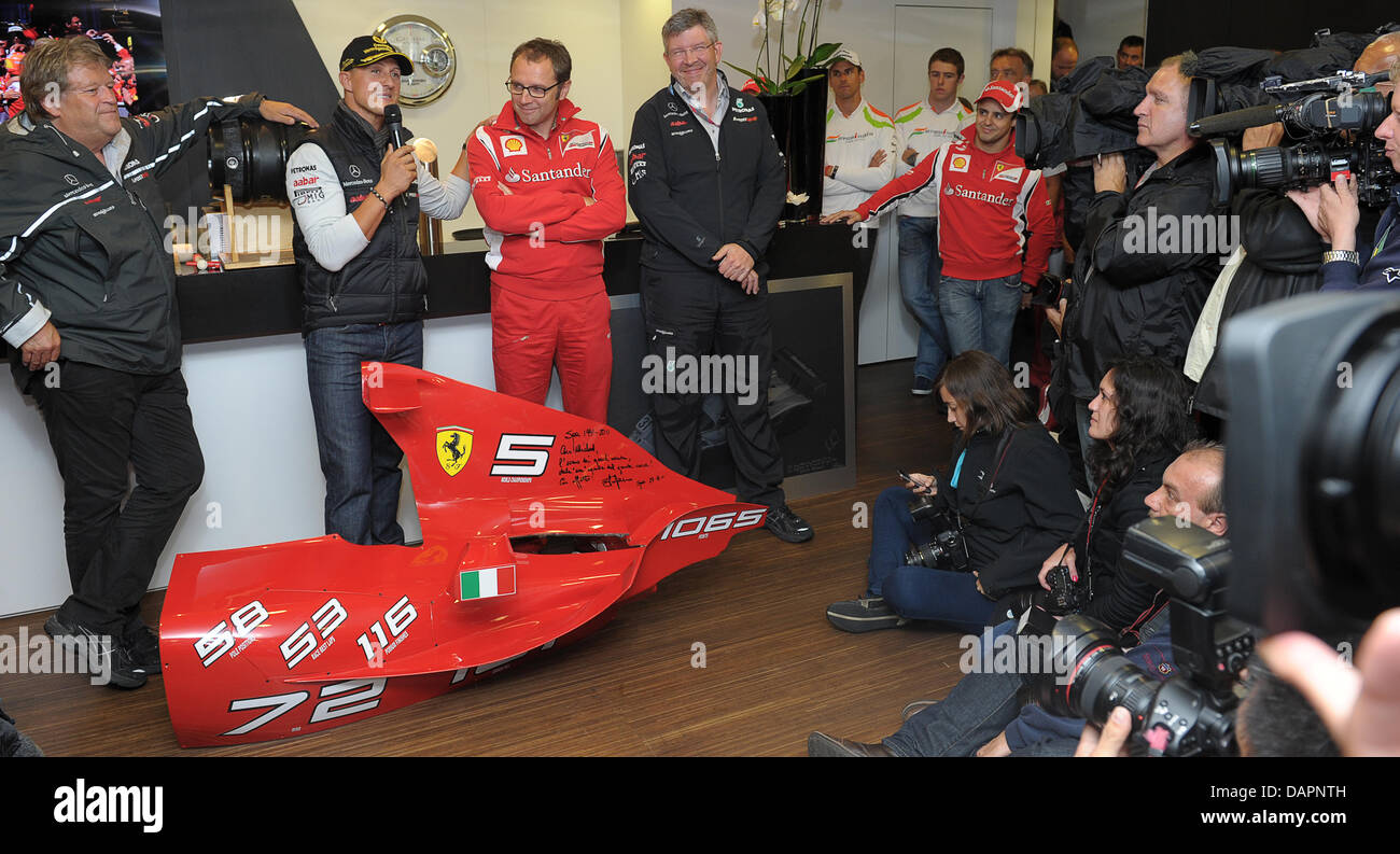 Deutsch-Norbert Haug (L -R), Leiter Motorsport Mercedes, deutsche Formel1 Rennfahrer Michael Schumacher Mercedes GP, italienischen Stefano Domenicali, Team-Manager von Ferrari und Englisch Ross Brawn, teilnehmen an Schumachers Jubiläumsfeier im Mercedes GP Wohnmobil am Circuit de Spa-Francorchamps in der Nähe von Spa, Belgien, 27. August 2011. An der belgischen GP 1991 Michael Schumacher d Stockfoto