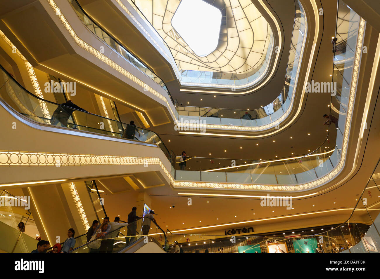 Türkei, Istanbul, Treppe Demirören Istiklal Shopping Center Stockfoto