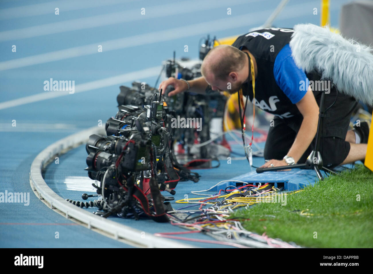 Ein Fotograf bereitet seine remote-Kamera vor die Männer 100 m Finale der 13. IAAF Weltmeisterschaften in Daegu, Südkorea, 28. August 2011. Foto: Bernd Thissen dpa Stockfoto