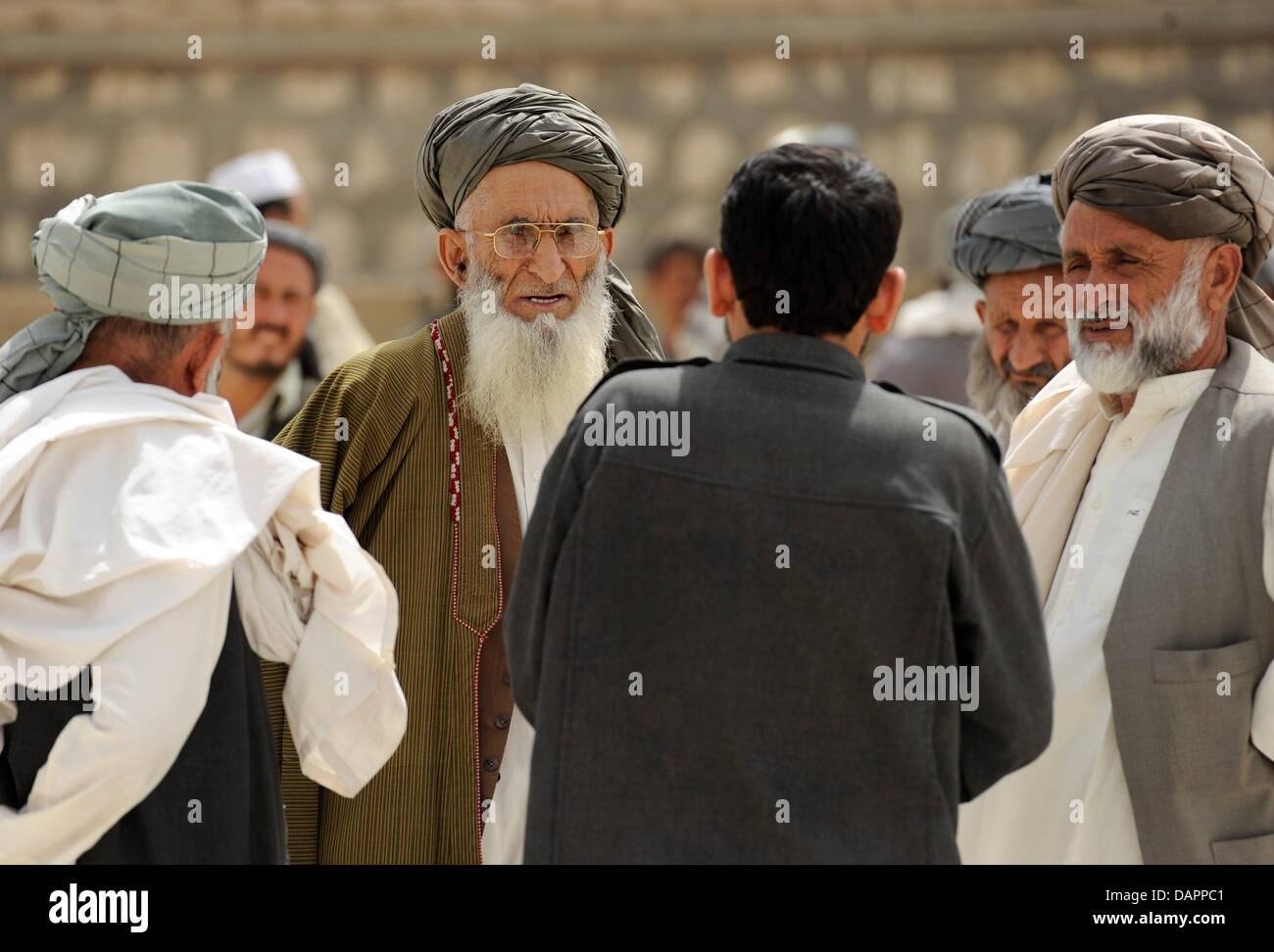 Männer sprechen auf einer Straße in Kundus, Afghanistan, 28. August 2011. Nach der geplanten ISAF Truppenabzug im Jahr 2014 sollen die Afghanen für ihre eigene Sicherheit. Foto: Maurizio Gambarini Stockfoto