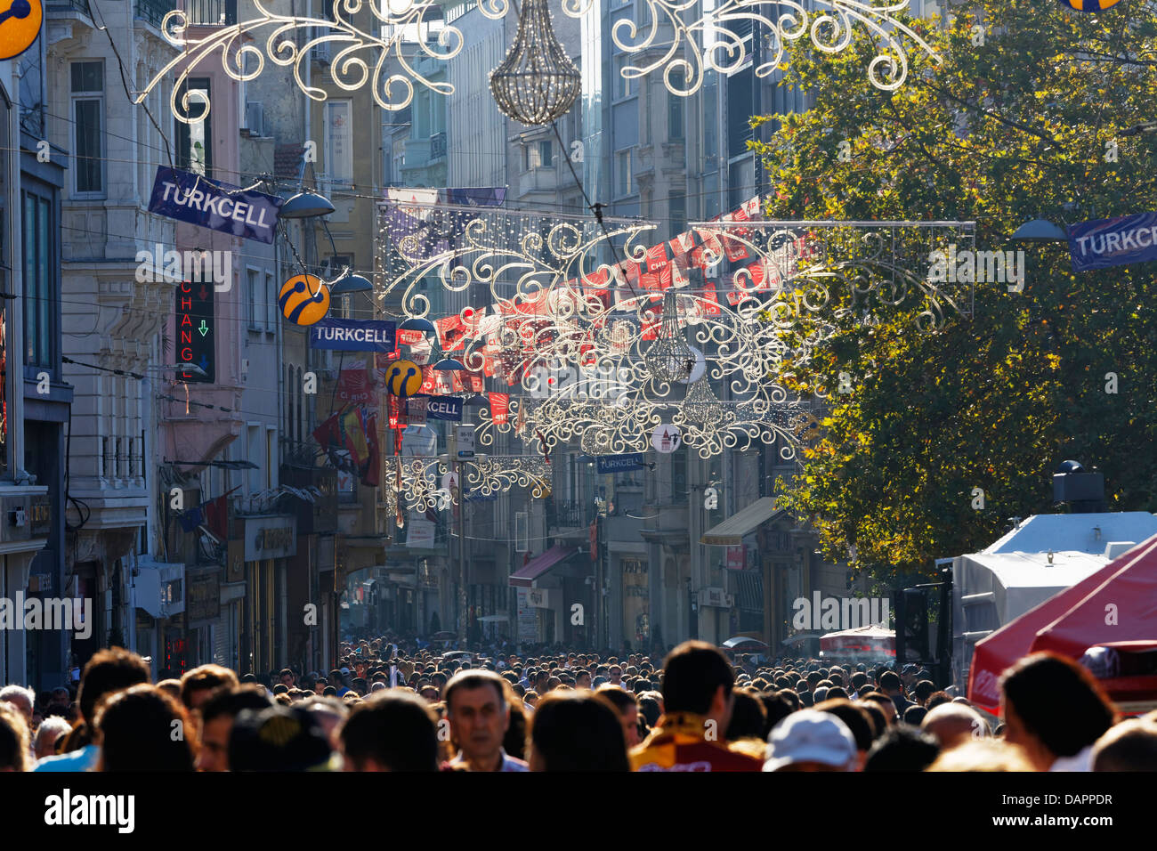 Türkei, Istanbul, Ansicht der Beleuchtung an der Istiklal Caddesi road Stockfoto
