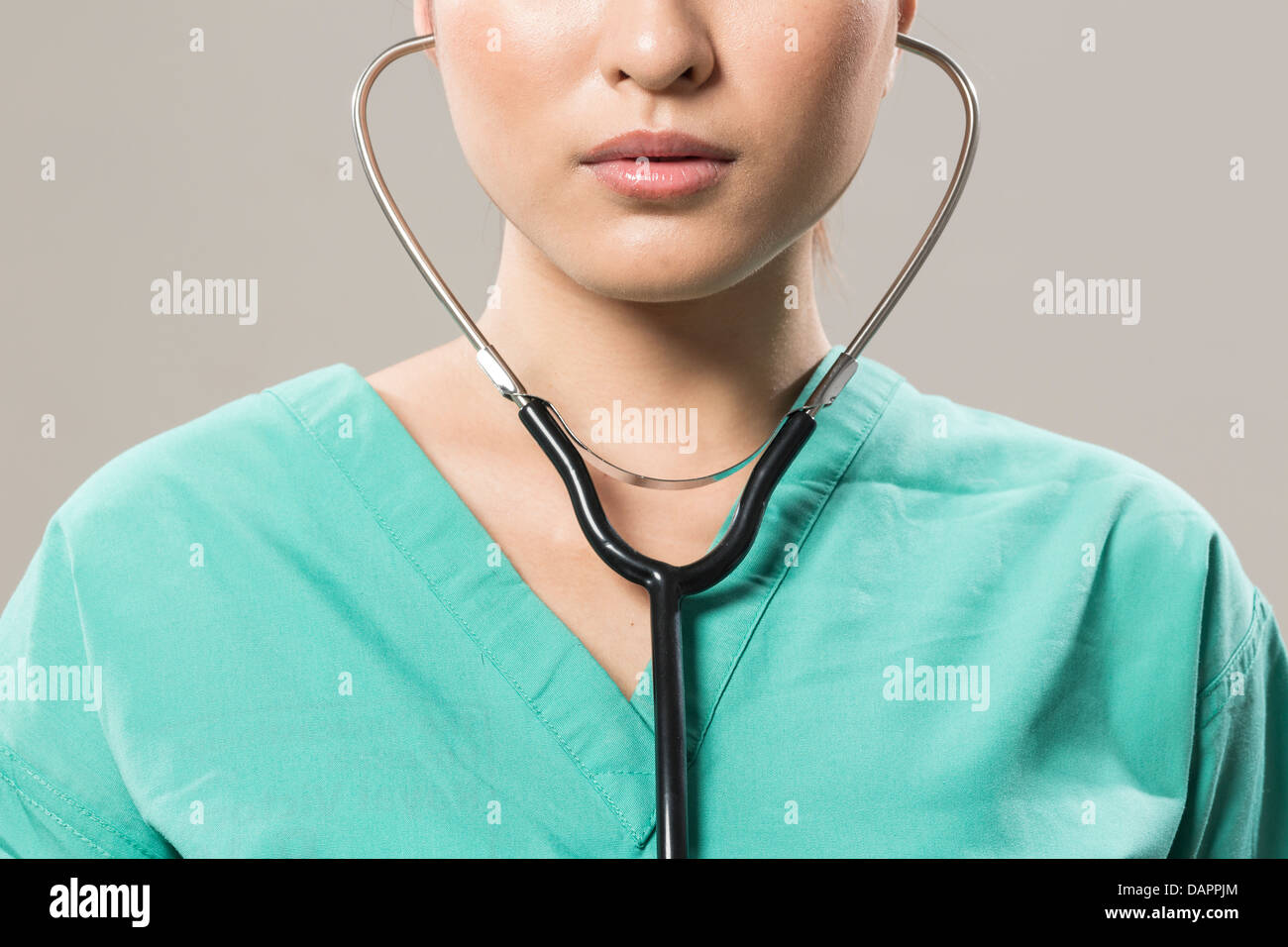 Der chinesische Arzt Stethoskop an Brust halten hautnah Stockfoto