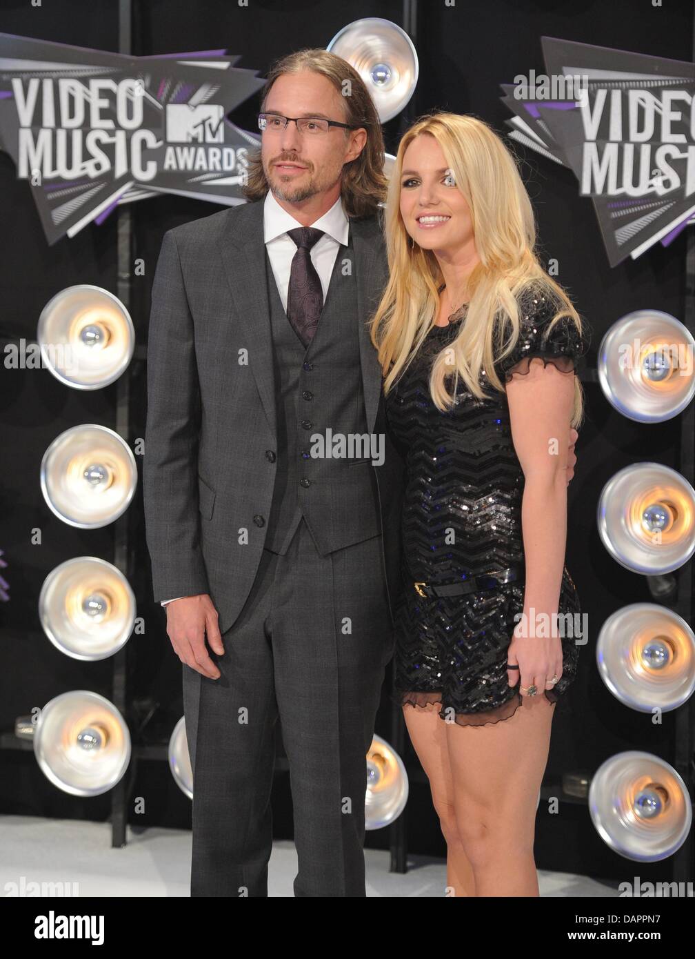 Sängerin Britney Spears und Jason Trawick erreichen die 28. jährlichen MTV Video Music Awards im Nokia Theatre L.A. Live in Los Angeles, USA, am 28. August 2011. Foto: Hubert Boesl Stockfoto