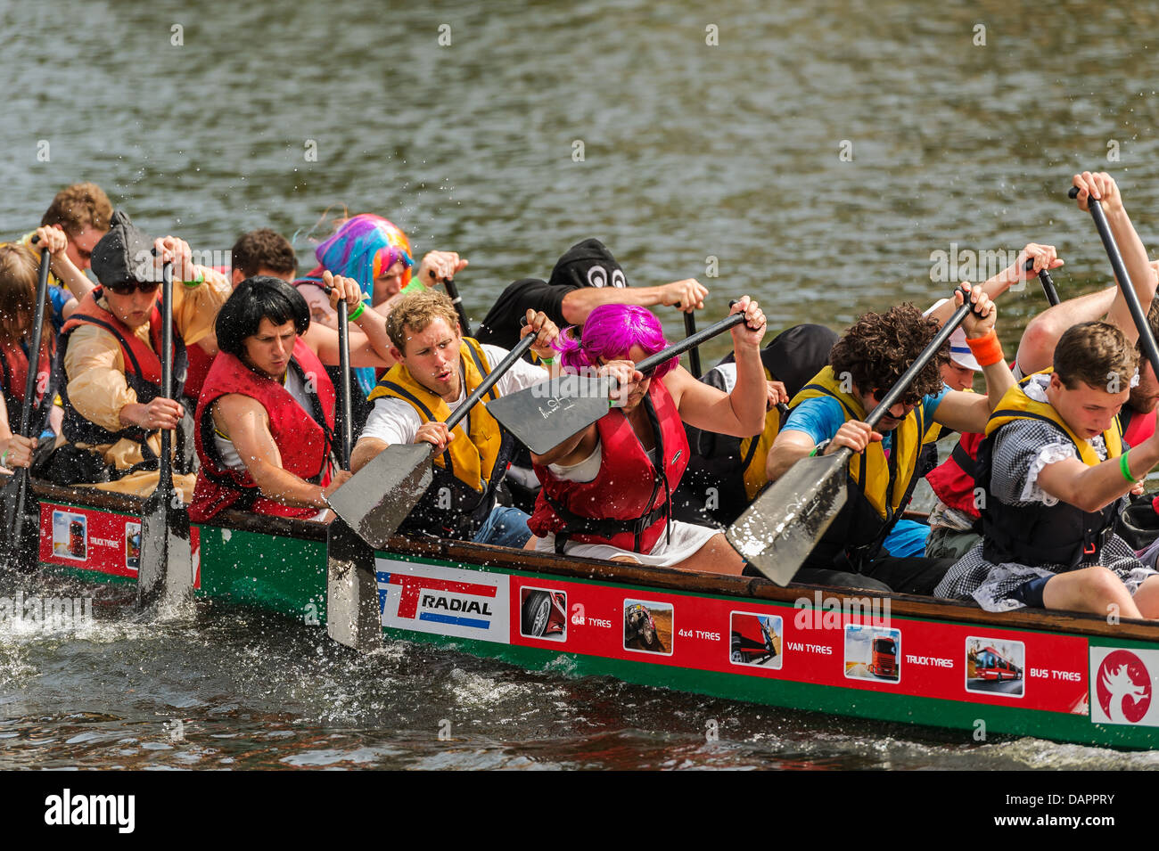 Die 2013 "Help for Heroes" Charity Drachenboot-Rennen organisiert vom Rotary Club in York.  Ein Kostüm Charity Event Crew-team Stockfoto