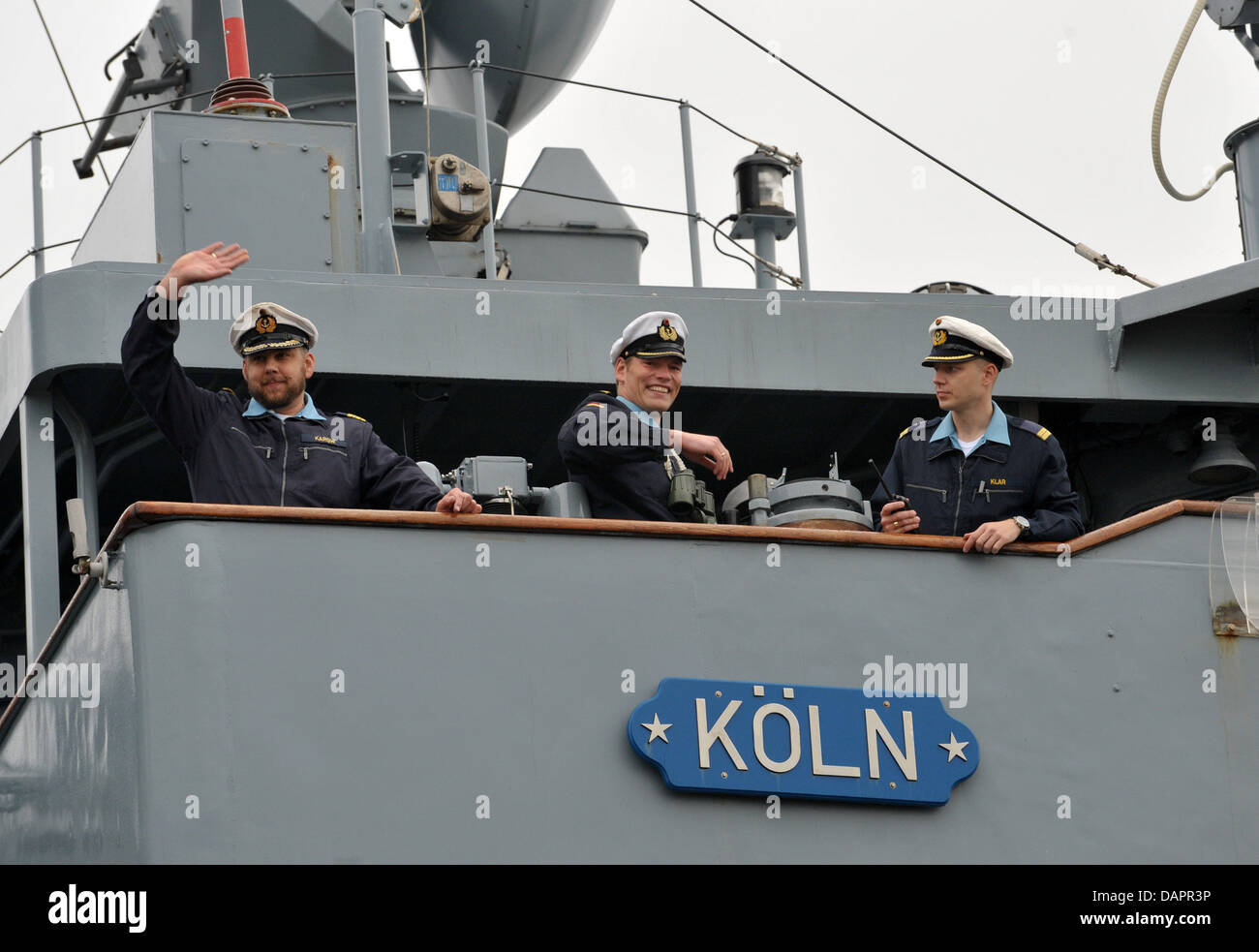 Commander Christopher Karow (L) Wellen während der Fregatte "Köln" Abweichungen von dem Marinestützpunkt in Wilhelmshaven, Deutschland, 29. August 2011. Das deutsche Marineschiff nimmt Kurs auf zur Teilnahme an der Anti-Piraten-Operation "Atalanta" am Horn von Afrika. Foto: CARMEN JASPERSEN Stockfoto