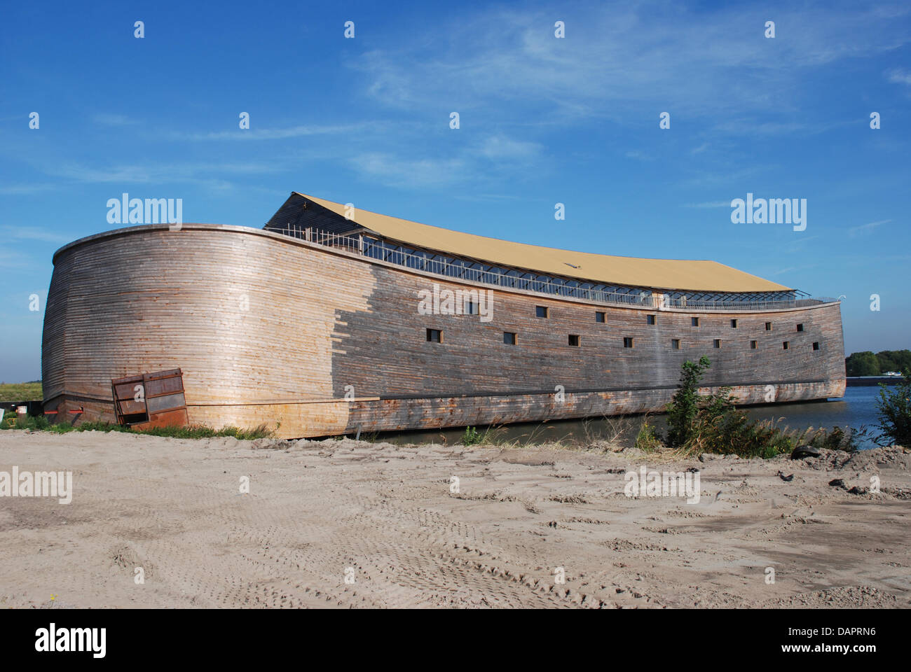 Johan Huibers (nicht im Bild) Version der Arche Noah steht am Pier in Dordrecht, Niederlande, 22. August 2011. Die Geschichte von Noah und seiner Arche fasziniert seit jeher den 52 Jahre alte Holländer. Noahs Flut heimgesucht sogar einen seiner Träume im Jahr 1992. Er beschloss dann, nur für den Fall eine Arche zu bauen. Foto: Thomas Burmeister Stockfoto