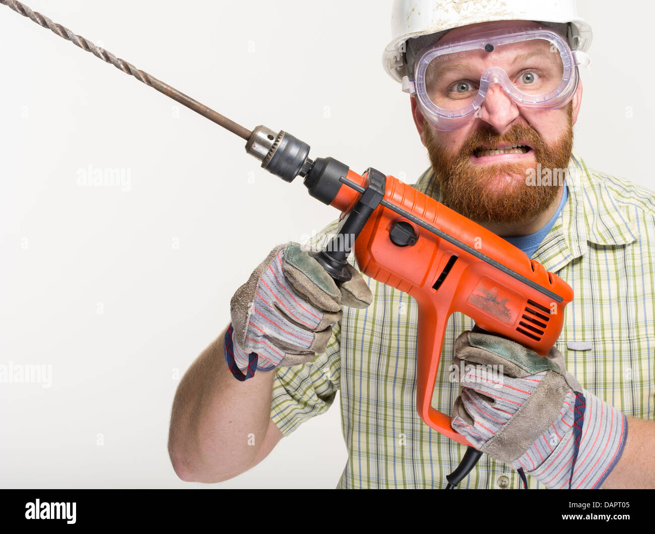 Arbeiter mit elektrischer Energie Schlagbohrmaschine und größere Beton Bohrer. Stockfoto