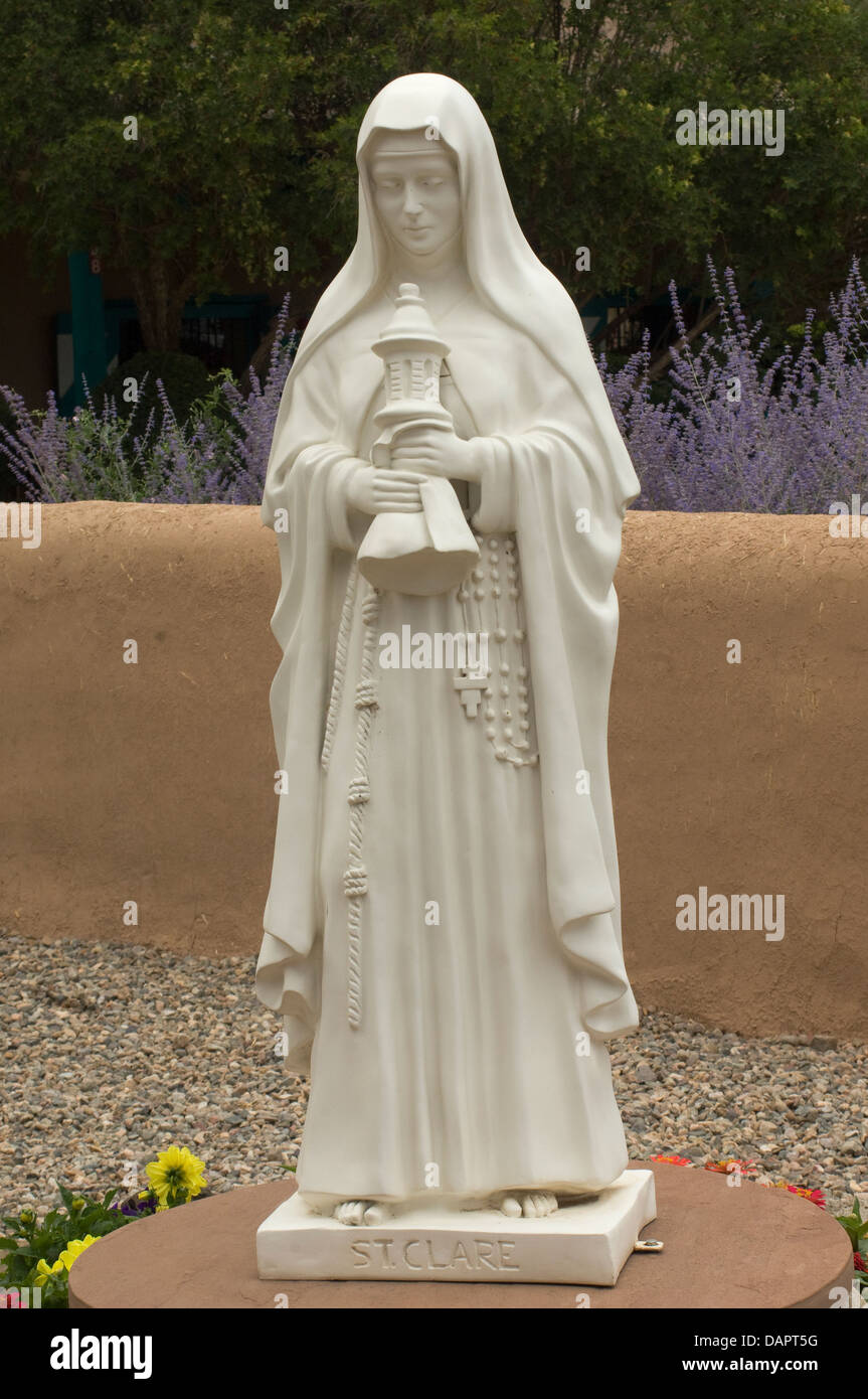 Die hl. Klara Statue der Hl. Franz von Assisi Kirche, Sabrosa, NM. Digitale Fotografie Stockfoto