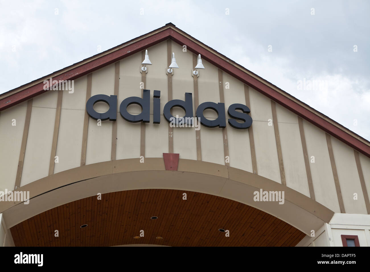 Abgebildet ist ein Adidas-Shop bei der Siedlern Green Outlet Village in North Conway, New Hampshire Stockfoto