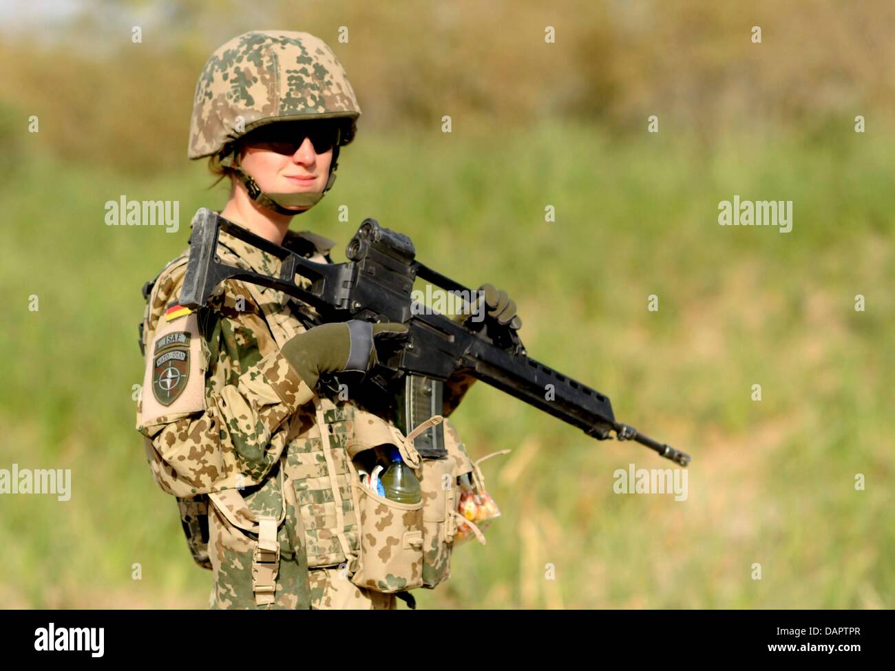 Eine deutsche Soldatin unternimmt eine Mission mit einem Gewehr G36 A1 im Stadtteil Chahar Dara in der Nähe von Kunduz, Afghanistan, 31. August 2011. Die Bundeswehr ist immer wieder in Kampfhandlungen in Nordafghanistan verwickelt. Foto: Maurizio Gambarini Stockfoto