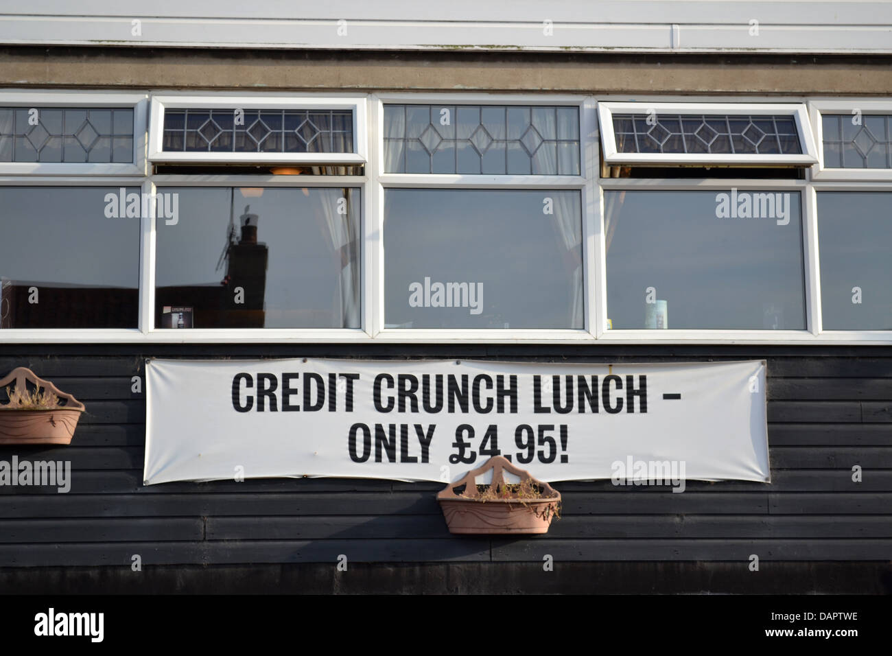 Credit Crunch Mittagessen anmelden außerhalb Pub, Wells-Next-the-Sea, Norfolk, England. Stockfoto