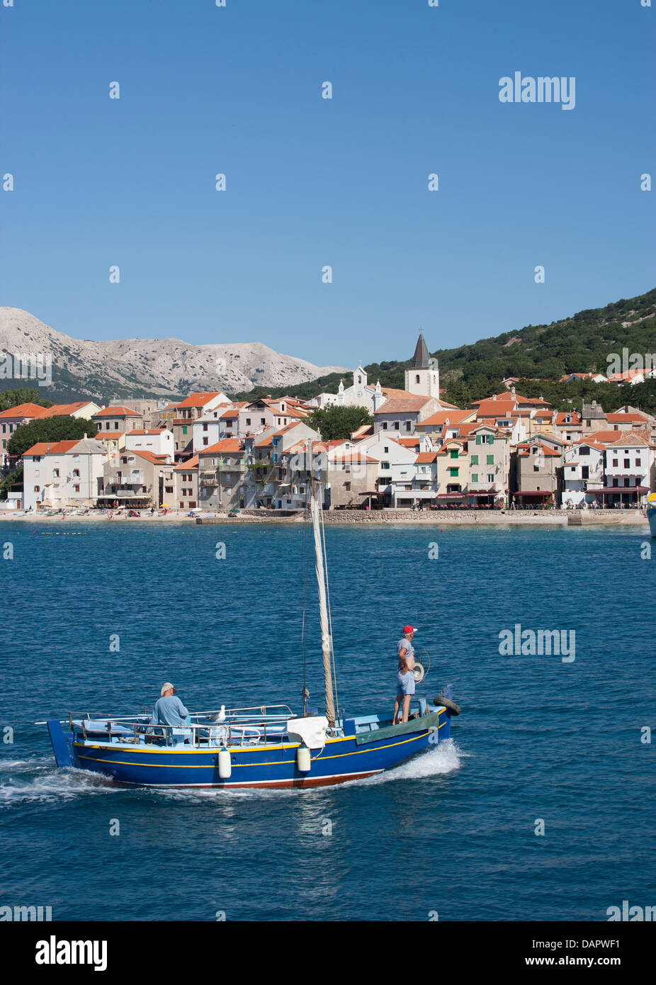 Kroatien, Blick auf Boot am Hafen, Baska Stadt im Hintergrund Stockfoto