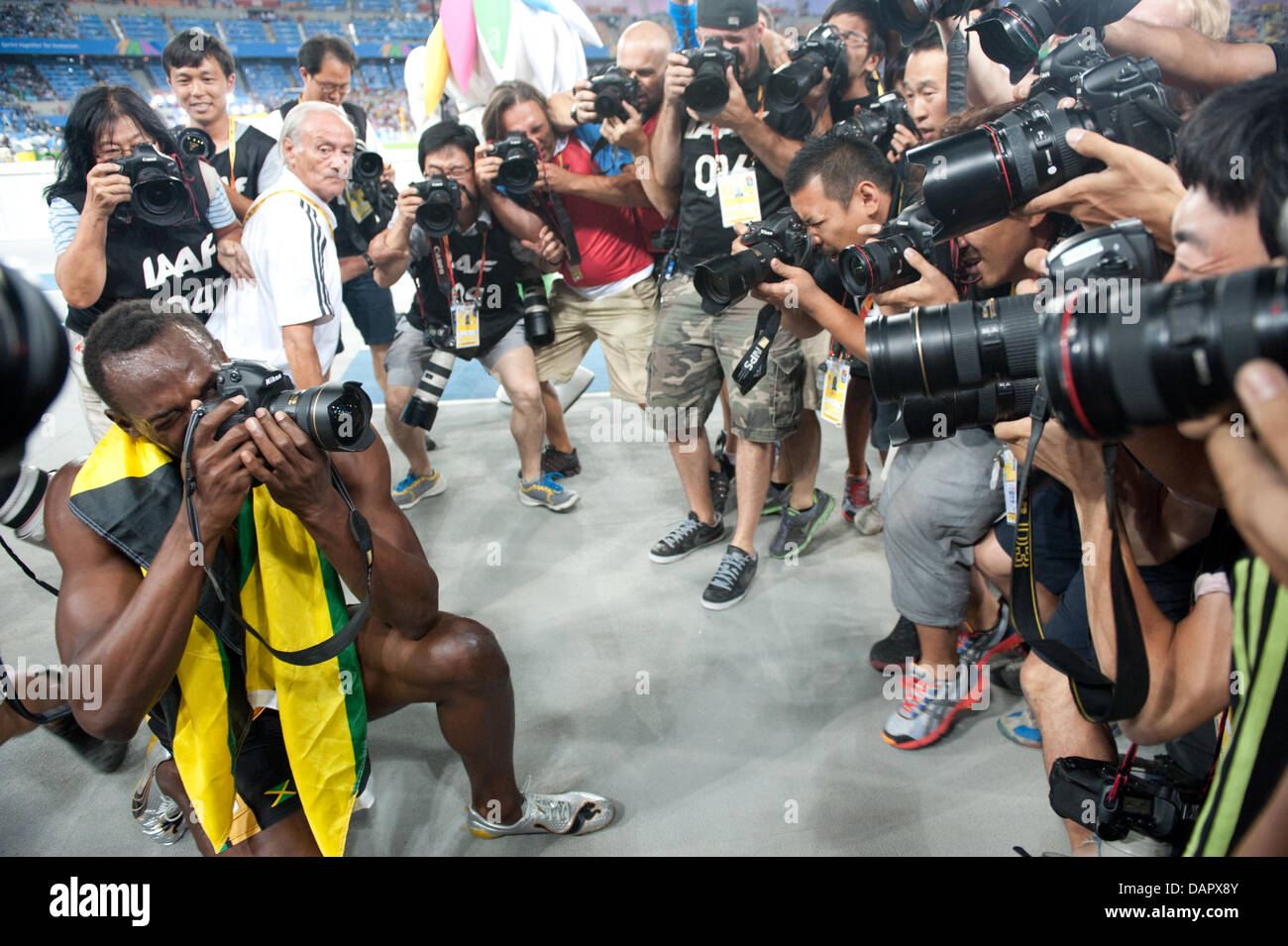 Usain Bolt (L) von Jamaika nimmt ein Bild mit einem Fotografen Kamera nach dem Sieg in der Herren, 200 Meter Finale bei der 13. IAAF Weltmeisterschaften in Daegu, Südkorea, 3. September 2011. Foto: Bernd Thissen Dpa +++(c) Dpa - Bildfunk +++ Stockfoto