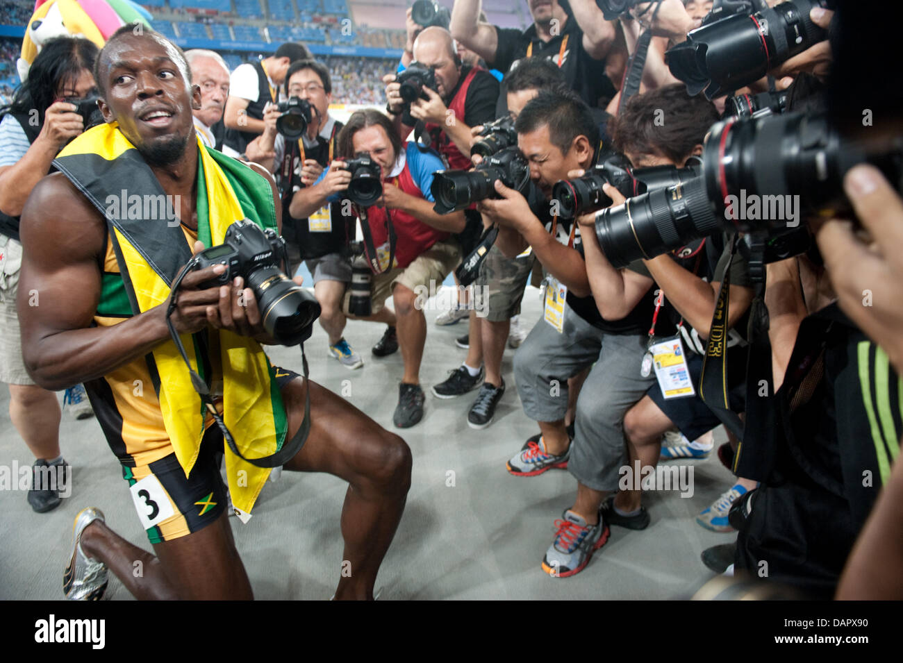 Usain Bolt (L) von Jamaika nimmt ein Bild mit einem Fotografen Kamera nach dem Sieg in der Herren, 200 Meter Finale bei der 13. IAAF Weltmeisterschaften in Daegu, Südkorea, 3. September 2011. Foto: Bernd Thissen Dpa +++(c) Dpa - Bildfunk +++ Stockfoto