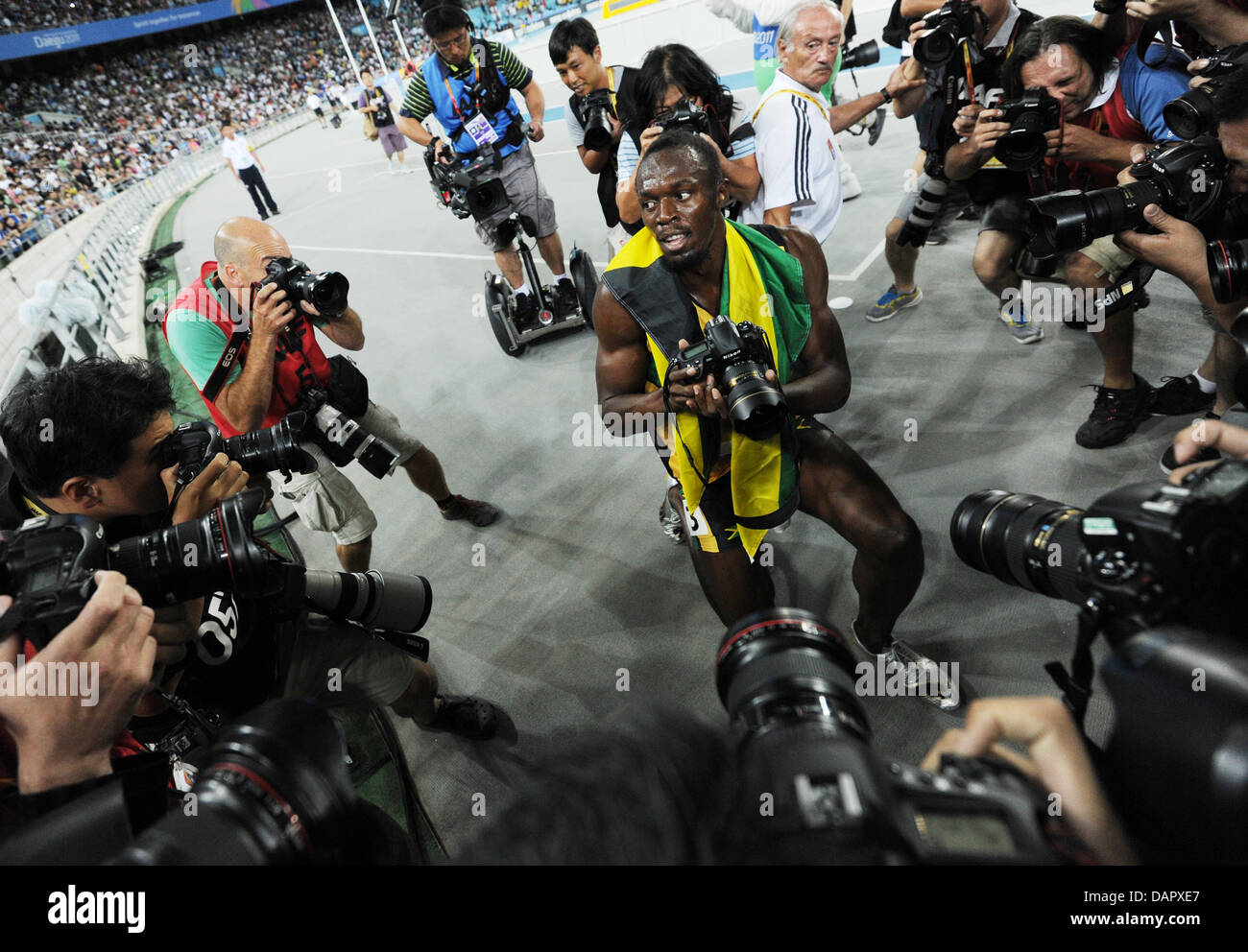 Usain Bolt (C) von Jamaika nimmt ein Bild mit einem Fotografen Kamera nach dem Sieg in der Herren, 200 Meter Finale bei der 13. IAAF Weltmeisterschaften in Daegu, Südkorea, 3. September 2011. Foto: Rainer Jensen Dpa +++(c) Dpa - Bildfunk +++ Stockfoto