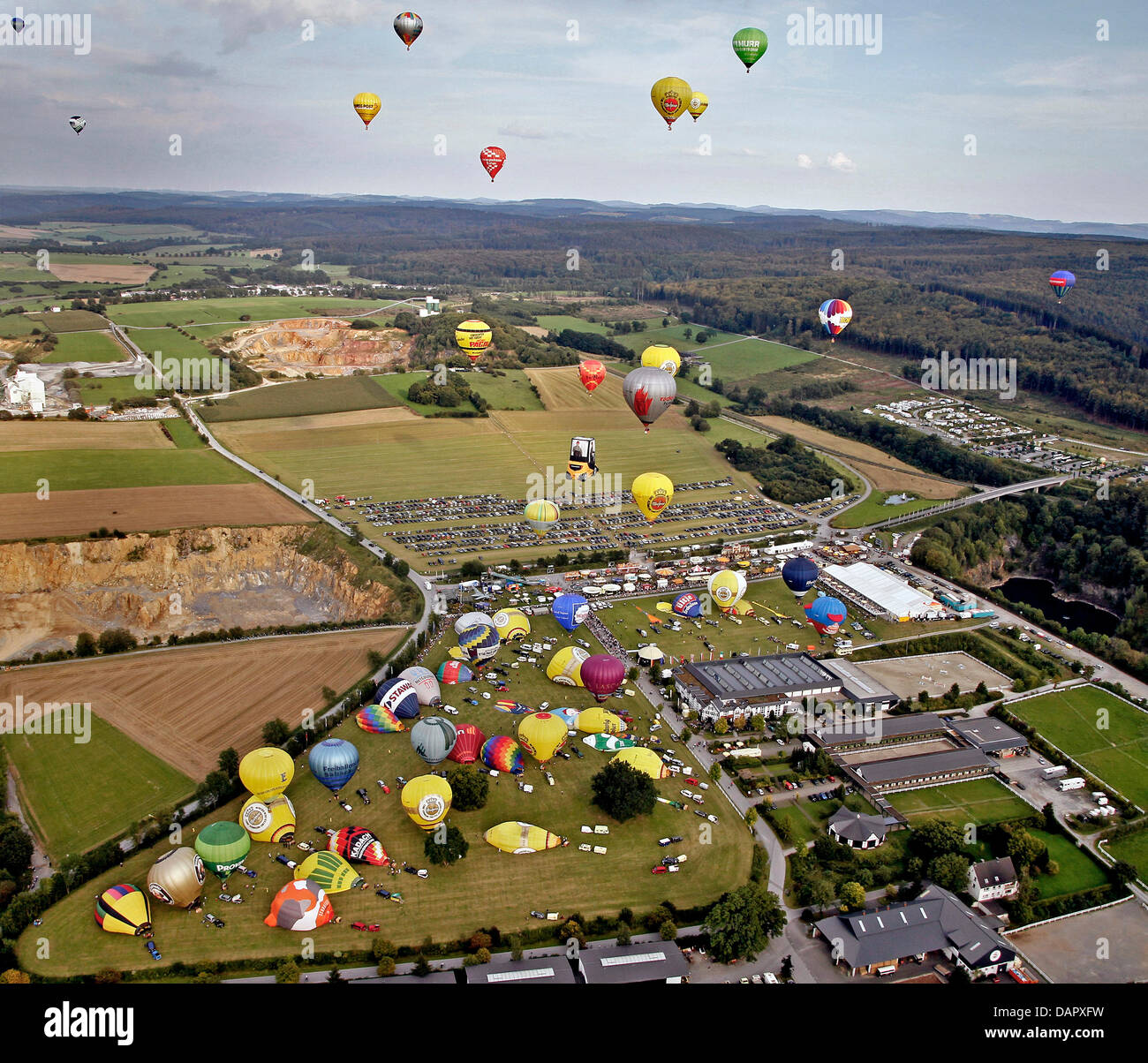 Ein Blick aus einem Luft Hubschrauber bei aufsteigender Heißluftballons während der 21. Warsteiner Internationale Montgolfiade (WIM), Europas größte jährliche Heißluft-Ballon-Festival findet auf dem Gelände der Warsteiner Brauerei in Warstein, Deutschland, 2. September 2011. Mehr als 130 bunten Heißluftballons nahm am ersten Tag des Festivals allein in die Luft. Das Festival con Stockfoto