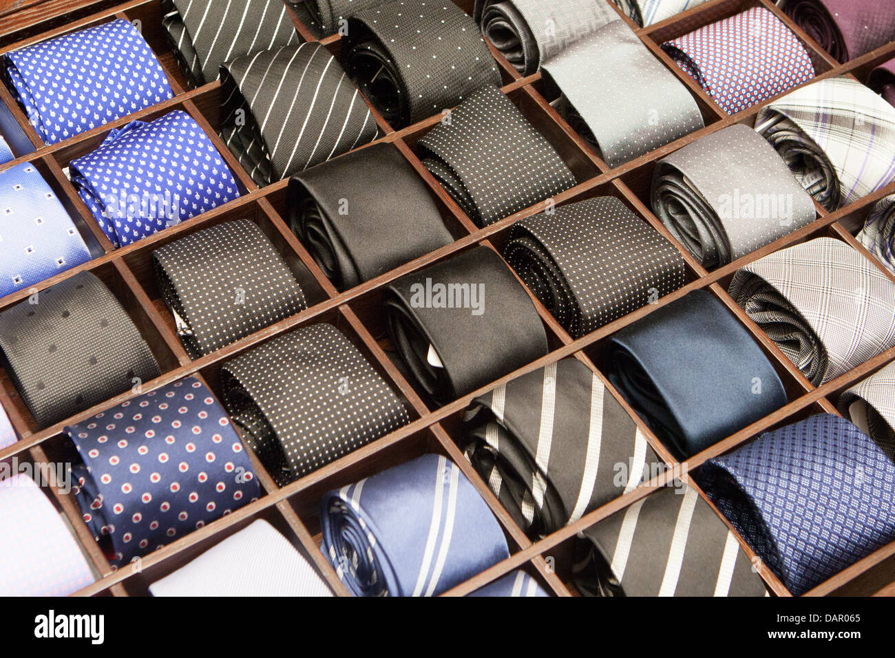 Krawatten auf einem Regaldisplay in einem Boutique-Geschäft in Melbourne, Australien Stockfoto