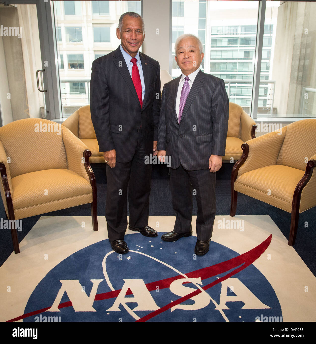 Die Leiter der NASA und der JAXA (Japan Aerospace Exploration Agency) treffen sich im Hauptquartier der NASA in Washington, D.C., um über die Zusammenarbeit bei zukünftigen Weltraumforschungsmissionen und technologischen Fortschritten in der Luft- und Raumfahrt zu diskutieren. Stockfoto