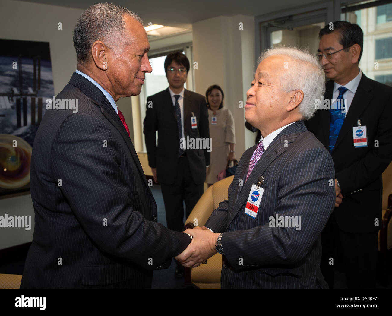 Charles Bolden und Naoki Okumura, Präsident der Japan Aerospace Exploration Agency (Japan Aerospace Exploration Agency), trafen sich im NASA-Hauptquartier in Washington, D.C., um zukünftige Weltraumkooperationen und gemeinsame Missionen zu diskutieren. Stockfoto