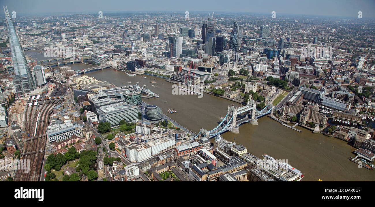Luftaufnahme von London von Bermondsey. Themse, Tower of London, City Hall, Tower Bridge und der City of London Stockfoto