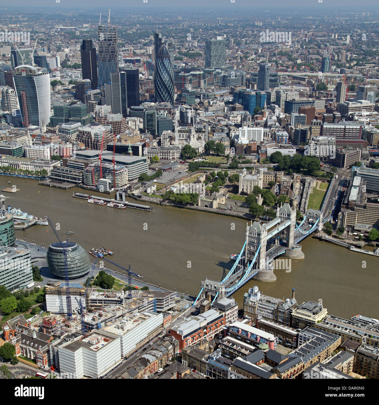 Luftaufnahme von London von Bermondsey über die Themse mit dem Tower of London, City Hall, Tower Bridge und der City of London Stockfoto