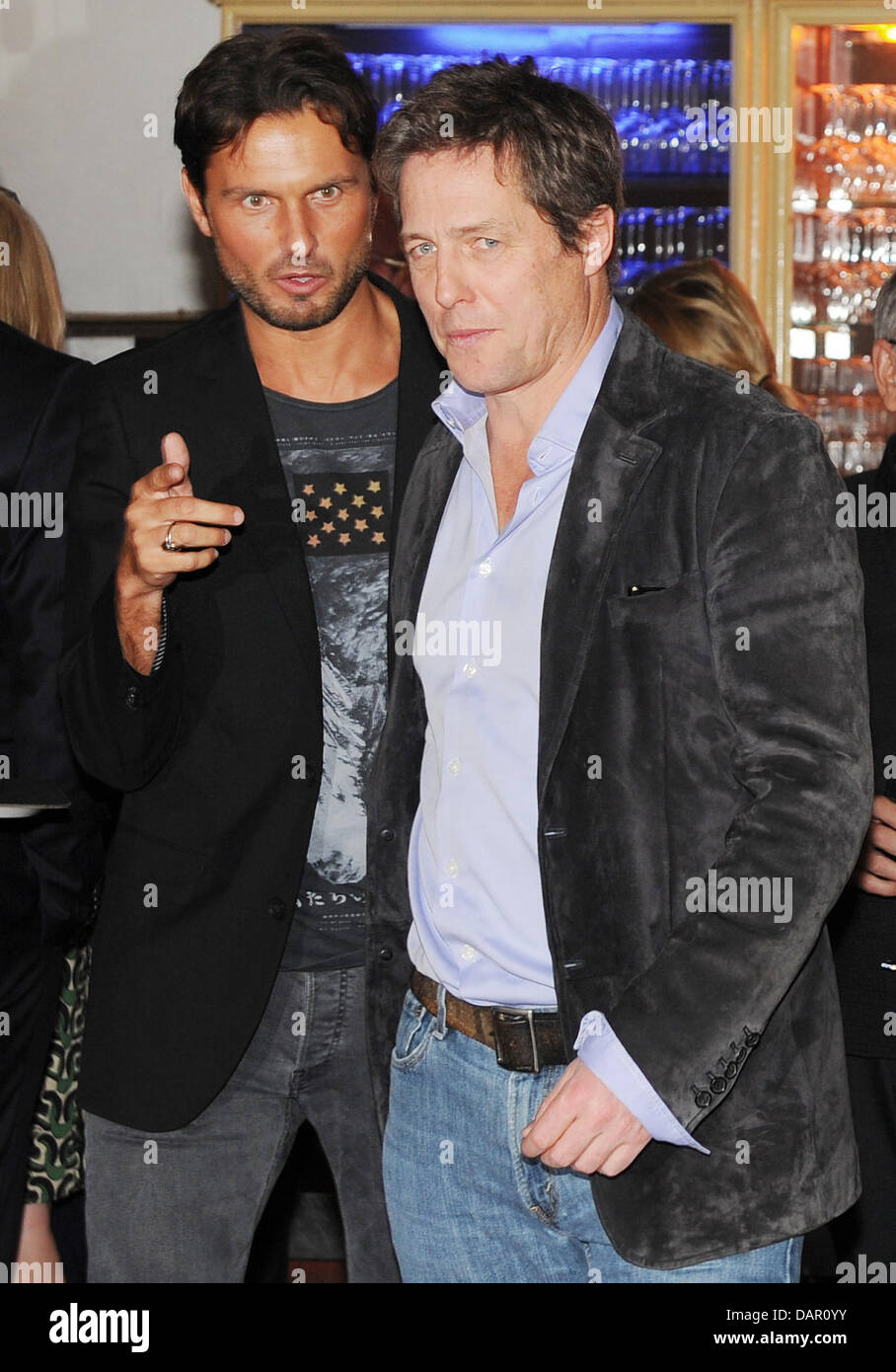 Der deutsche Regisseur Simon Verhoeven (L) und der britische Schauspieler Hugh Grant chatten bei der Premierenfeier des Films "Männerherzen... und die große Liebe" in Berlin, Deutschland, 7. September 2011. Der Film wird in Deutschland am 15. September 2011 ausgestrahlt. Foto: Jens Kalaene Stockfoto