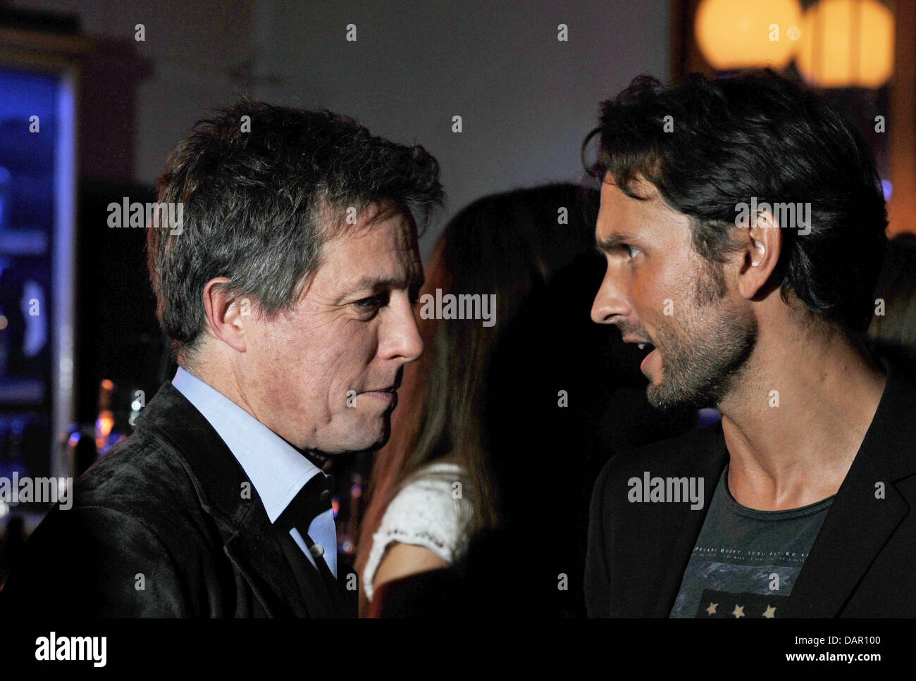 Der deutsche Regisseur Simon Verhoeven (R) und der britische Schauspieler Hugh Grant chatten bei der Premierenfeier des Films "Männerherzen... und die große Liebe" in Berlin, Deutschland, 7. September 2011. Der Film wird in Deutschland am 15. September 2011 ausgestrahlt. Foto: Jens Kalaene Stockfoto