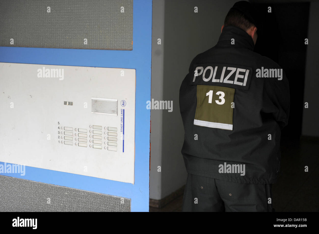 Polizisten geben Sie ein Haus in Berlin-Neukölln, Deutschland, 8. September 2011. Einer der die mutmaßlichen islamistische Terroristen, die angeblich einen Bombenanschlag geplant, lebte im Haus. Foto: Jörg CARSTENSEN Stockfoto