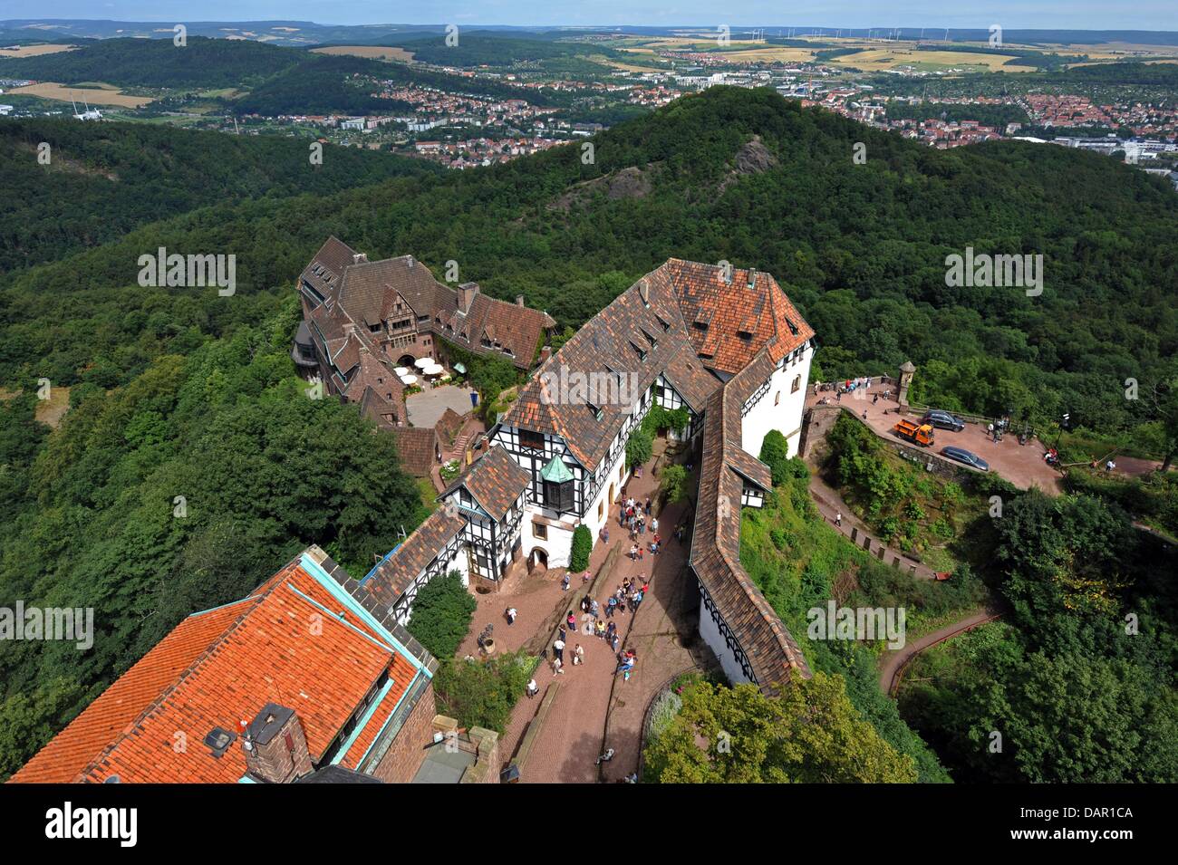 (DATEI) Eine Archivfoto vom 21. Juli 2009 zeigt den Blick von oben auf die Wartburg halten das Hotel auf der Wartburg bei Eisenach, Deutschland. Die Wiederentdeckung der Wartburg als ein nationales Denkmal, Friedrich Froebel Kindergarten in Bad Blankenburg, Naturwissenschaftler und Unternehmern in Jena: das 19. Jahrhundert brachte radikale Veränderungen zu allen Strukturen des Lebens in Thüringen. Stockfoto