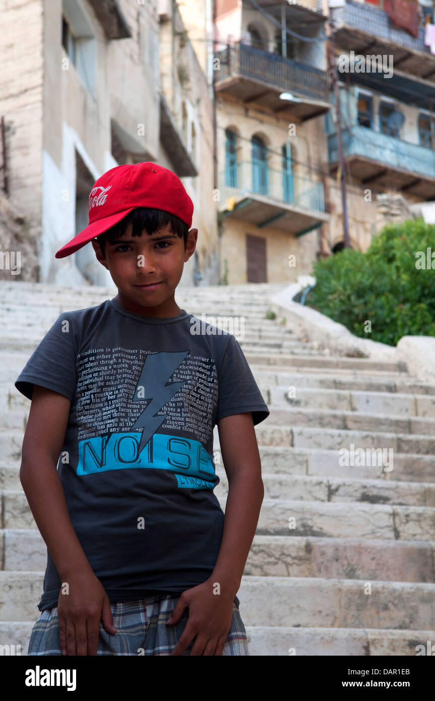 Kleiner Junge mit einer roten Baseballmütze Salz, Jordanien Stockfoto