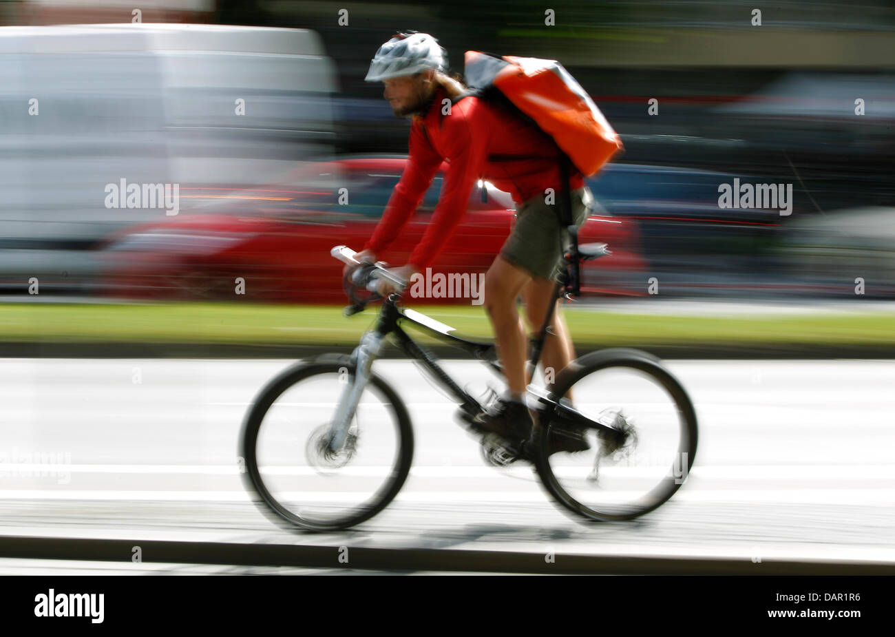 Ein Fahrradkurier fährt durch die Straßen von München, 7. September 2011. Foto: Michael Vogl Stockfoto