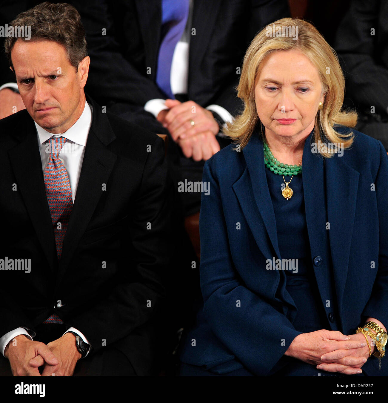 USA US-Finanzminister Tim Geithner, links, und US-Außenministerin Hillary Rodham Clinton, Recht, zu hören, wie US-Präsident Barack Obama eine Adresse auf Arbeitsplätze und die Wirtschaft zu einer gemeinsamen Sitzung des Kongresses auf dem Kapitol in Washington, D.C. am Donnerstag, den 8. September 2011..Credit liefert: Ron Sachs / CNP. (Einschränkung: keine New York oder New Jersey Zeitungen oder Newspap Stockfoto