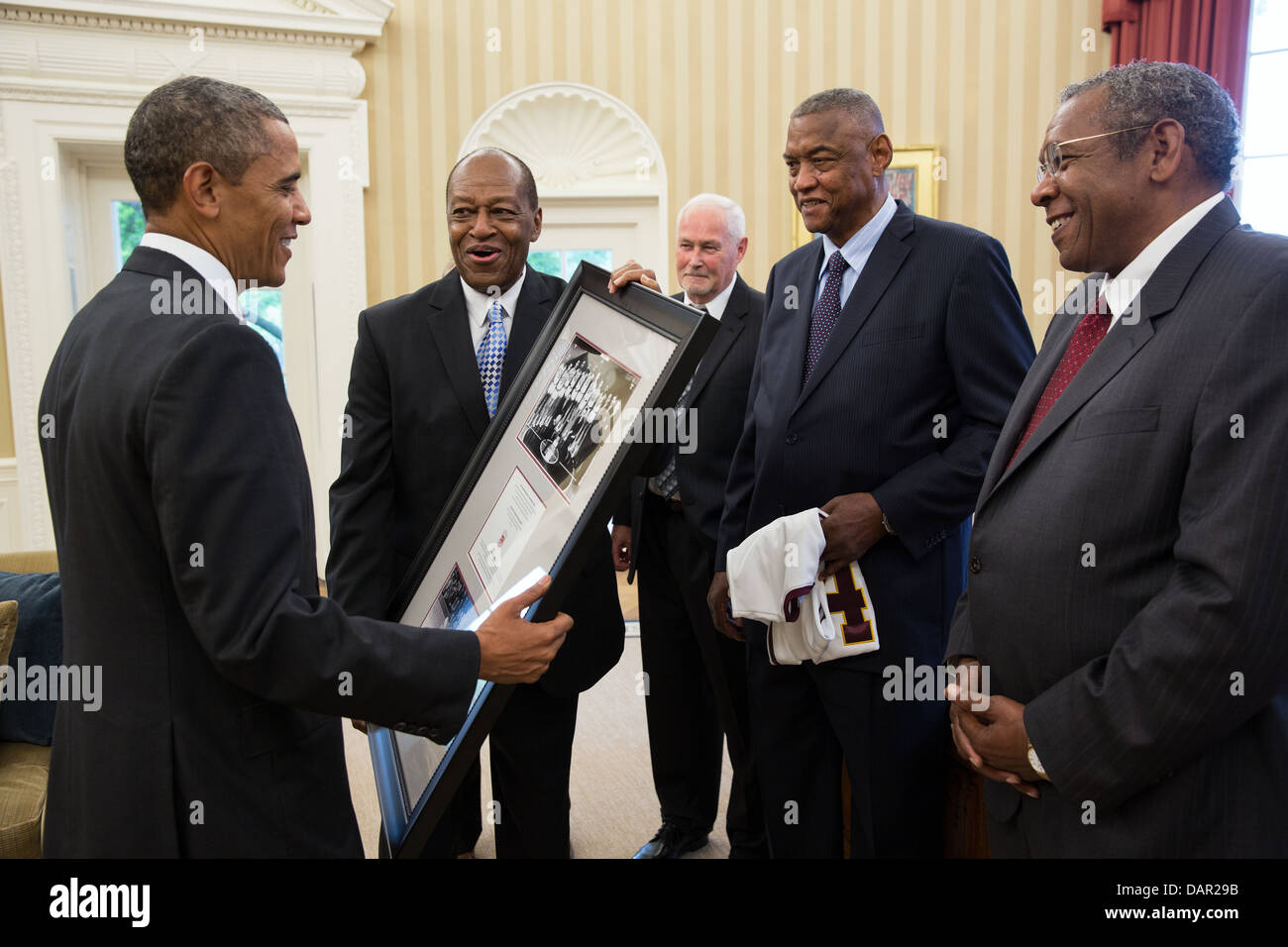 Präsident Barack Obama begrüßt Mitglieder des 1963 Loyola University Chicago Ramblers NCAA-Meisterschaft Herren-Basketball-Team in Stockfoto