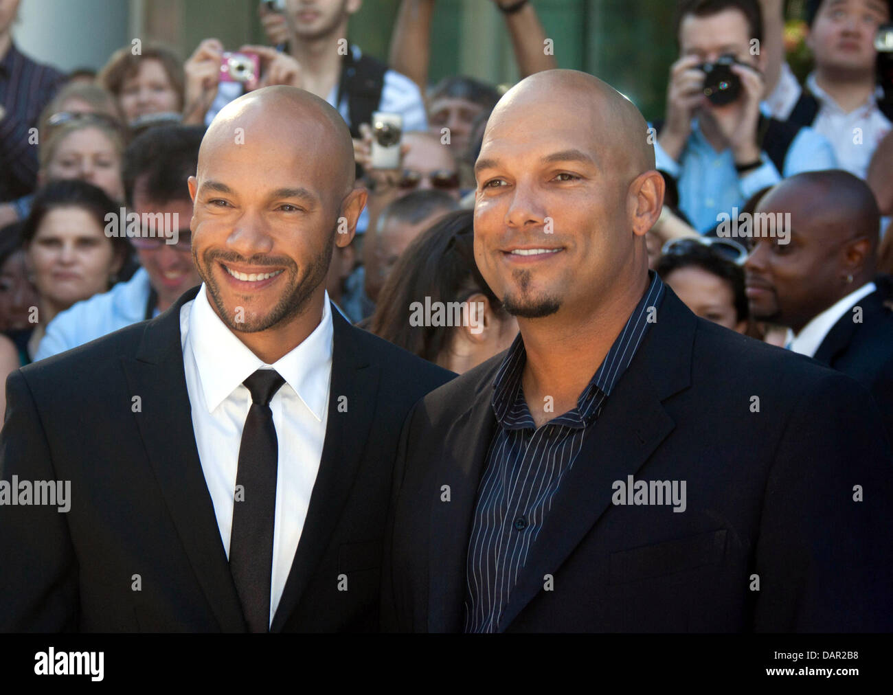 Schauspieler Schauspieler Stephen Bishop (l) und professionelle MLB Spieler David Justice kommen bei der Premiere von "Moneyball" auf dem Toronto International Film Festival, TIFF, bei Roy Thomson Hall in Toronto, Kanada, am 9. September 2011. Foto: Hubert Boesl Stockfoto