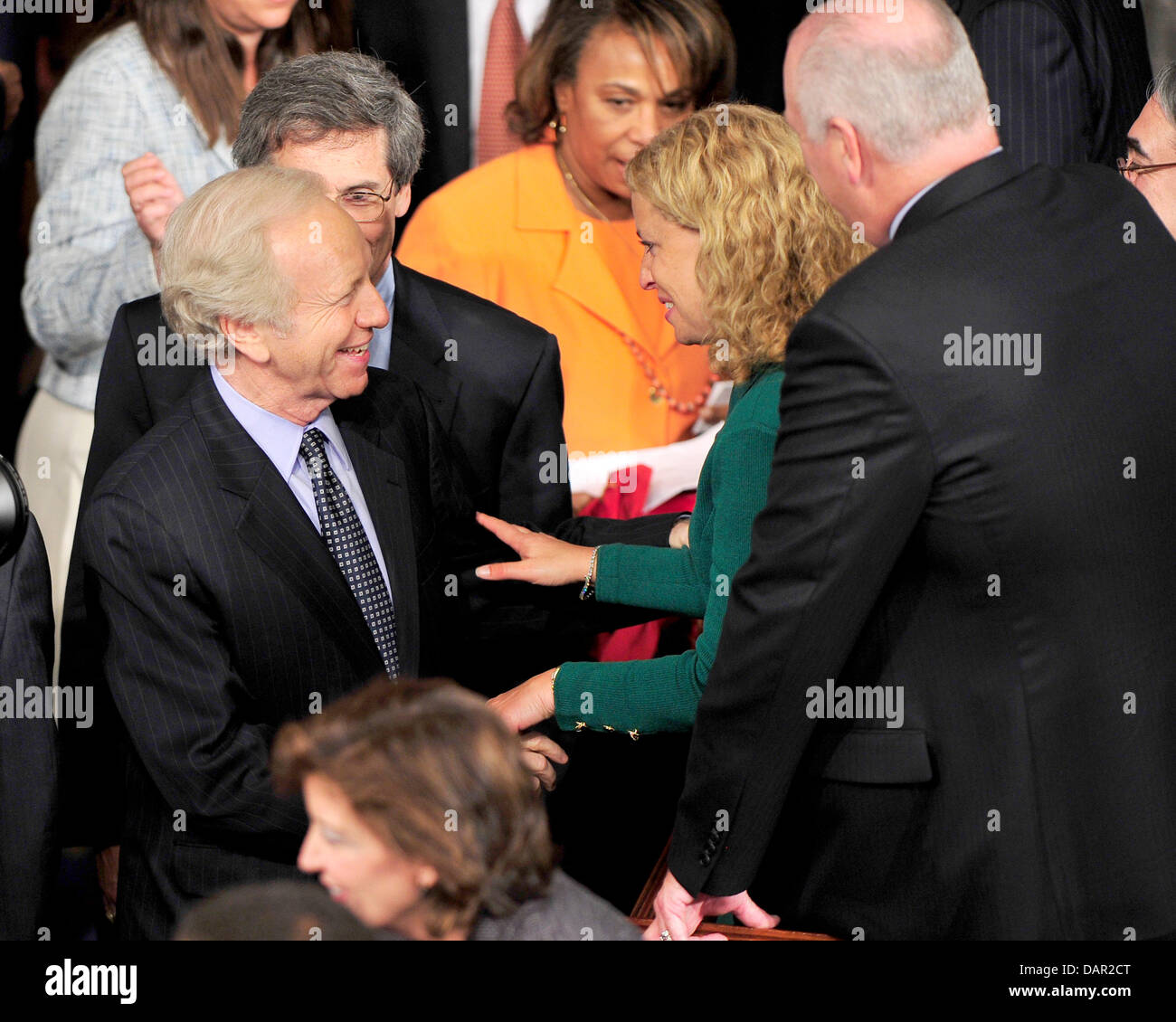 US-Senator Joseph Lieberman (unabhängige Demokraten Connecticut), links, spricht mit demokratischen National Committee Chairman US Repräsentant Debbie Wasserman Schultz (Demokrat von Florida), Center und US-amerikanischer Politiker Joseph Crowley (Demokrat aus New York), Recht, wie er für US-Präsident Barack Obama Adresse auf Arbeitsplätze und die Wirtschaft zu einer gemeinsamen Sitzung C ankommt Stockfoto