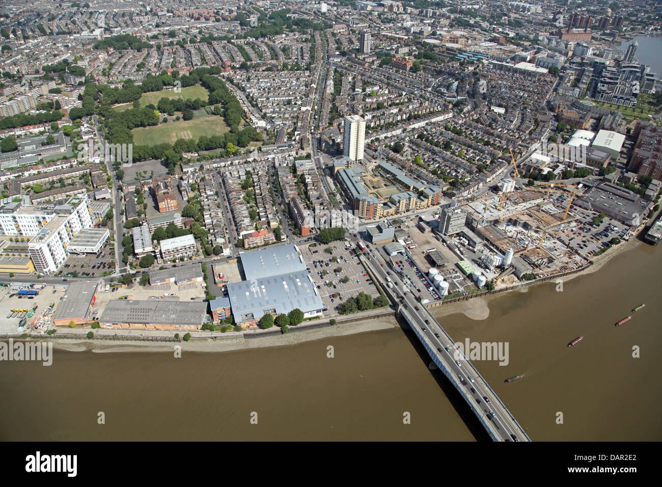 Luftaufnahme des Gebiets Chelsea, Wandsworth Bridge Road über die Themse, London SW6 Stockfoto