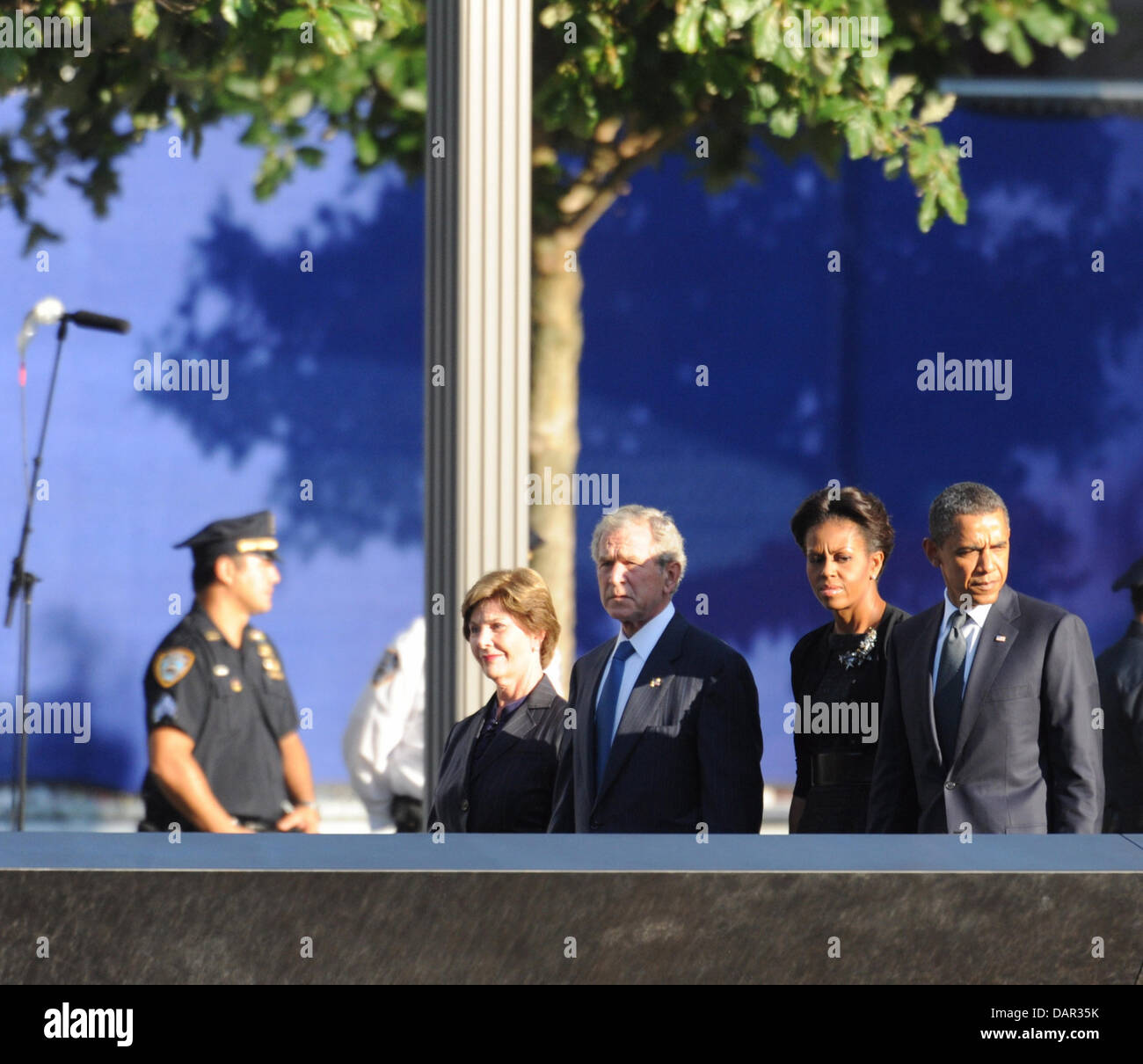 epa02909450 uns Präsident Barack Obama (R) und First Lady Michelle Obama (2. R) begleitet von ehemaligen US-Präsidenten Bush und Frau Laura am Nord Pool von 9/11 Memorial während der zehnten Jahrestag Zeremonien auf dem Gelände des World Trade Centers 11. September 2011, in New York, USA. EPA/DAVID HANDSCHUH / POOL (Recropd Version) +++(c) Dpa - Bildfunk +++ Stockfoto
