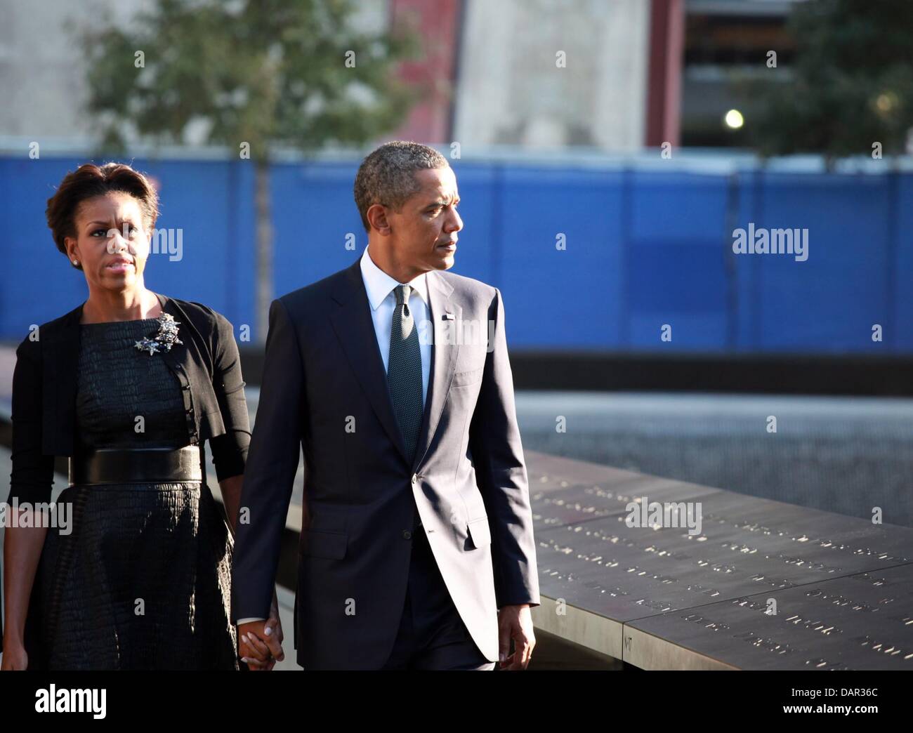 epa02909561 US-Präsident Barack Obama und First Lady Michelle Obama Fuß entlang der Nord-Pool von 9/11 Memorial während der zehnten Jahrestag Zeremonien auf dem Gelände des World Trade Centers 11. September 2011, in New York, USA. EPA/JEFFERSON SIEGEL / POOL +++(c) Dpa - Bildfunk +++ Stockfoto
