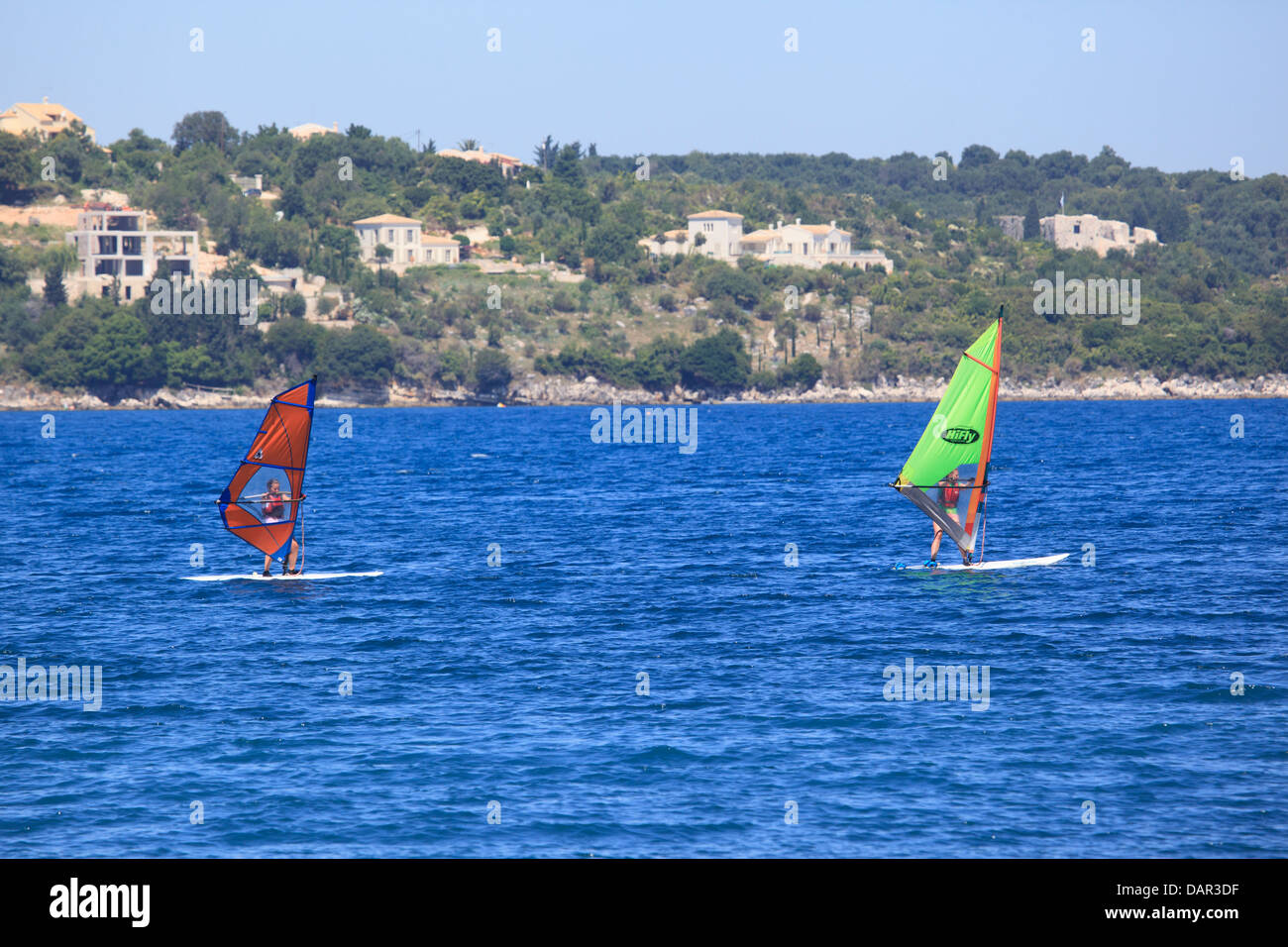 Zwei junge Frauen Windsurfen in Avlaki Bucht Stockfoto