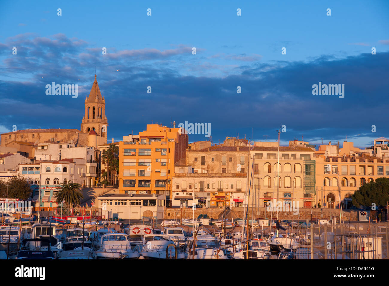 Die Stadt von Palamos bei Sonnenuntergang fotografiert. Costa Brava, Spanien. Stockfoto